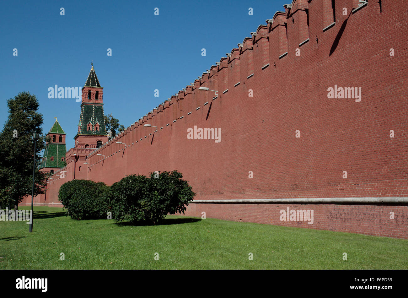 Il suo caratteristico colore rosso le mura e le torri del Cremlino a Mosca, Russia. Si tratta di una sezione di parete lungo Kremlevskaya nab. Foto Stock