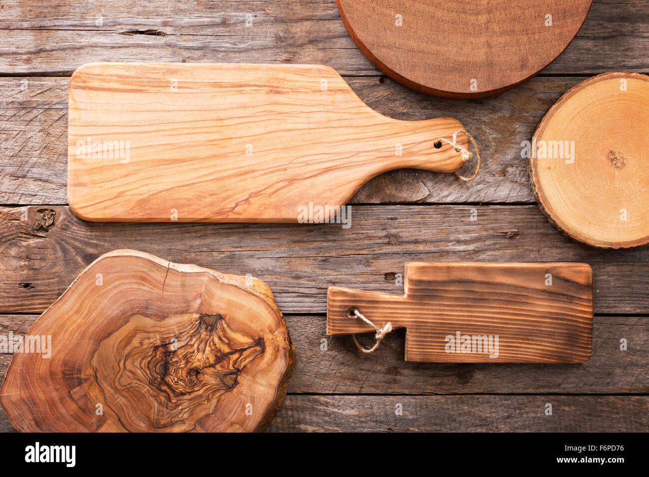 Sfondo di legno con abbondanza di schede di taglio Foto Stock