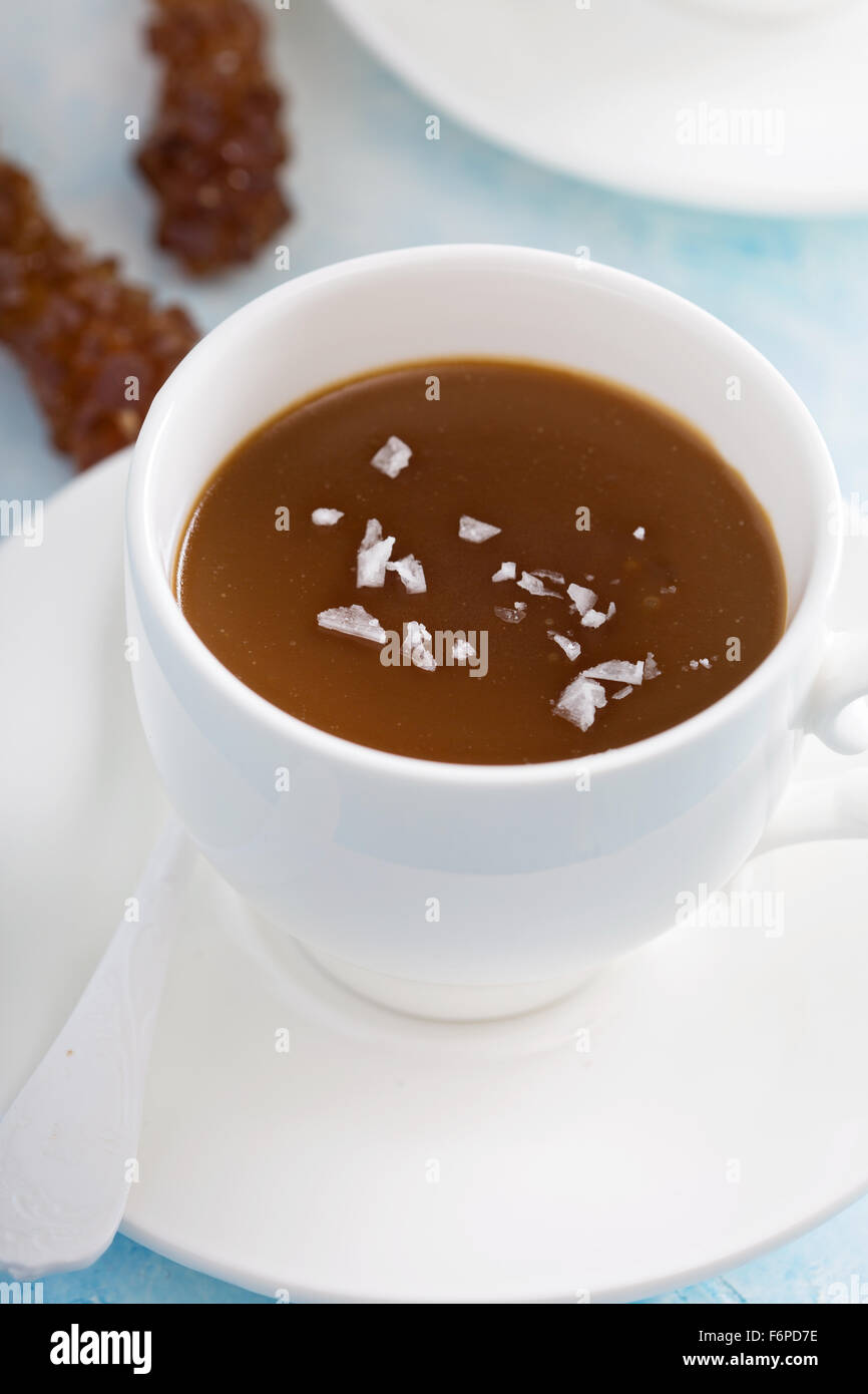 Budino di caramello in bianco le tazze con fiocchi di sale Foto Stock