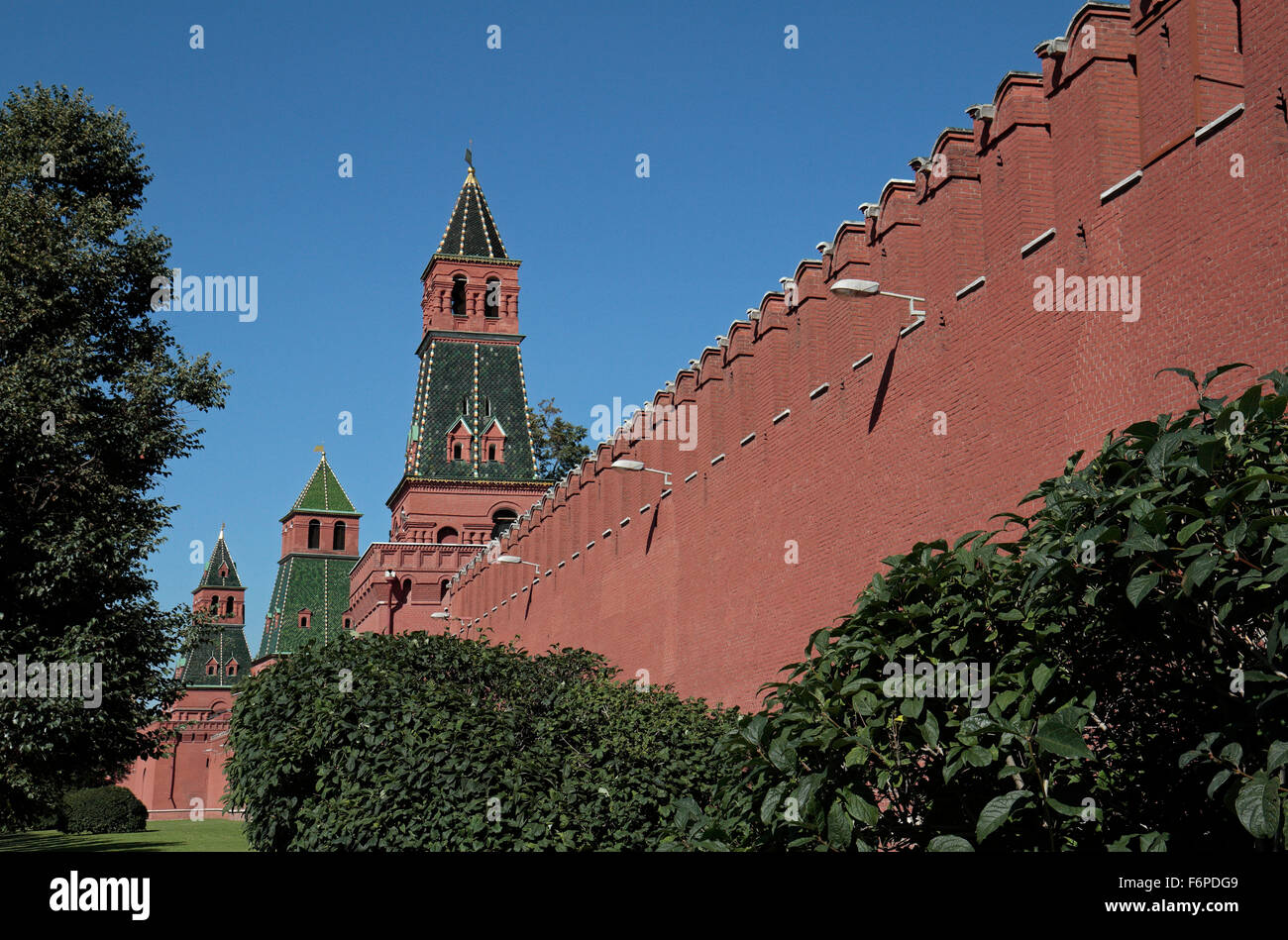 Il suo caratteristico colore rosso le mura e le torri del Cremlino a Mosca, Russia. Si tratta di una sezione di parete lungo Kremlevskaya nab. Foto Stock
