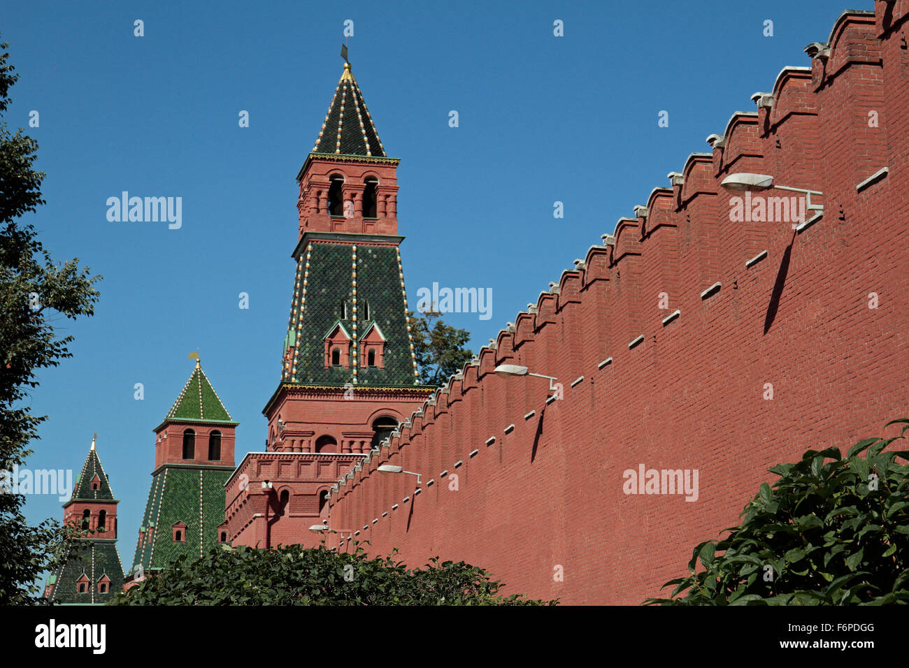 Il suo caratteristico colore rosso le mura e le torri del Cremlino a Mosca, Russia. Si tratta di una sezione di parete lungo Kremlevskaya nab. Foto Stock