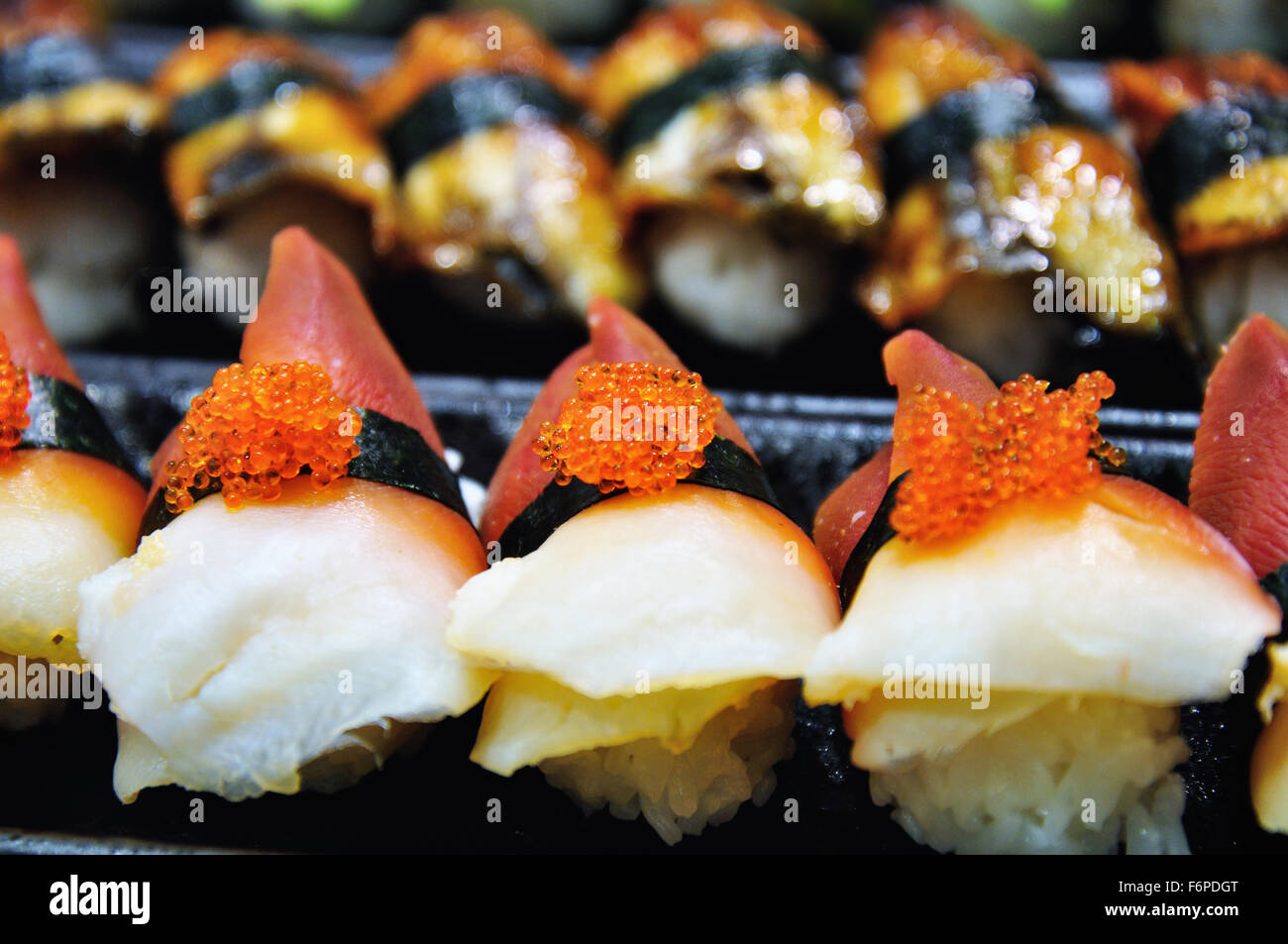 Le uova di salmone sushi Foto Stock