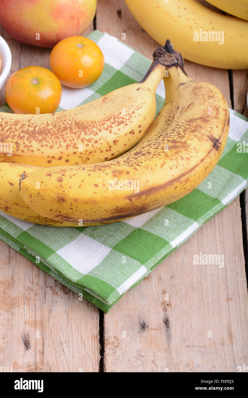 Mandarino, banane e mele, salute cibo fresco close up Foto Stock