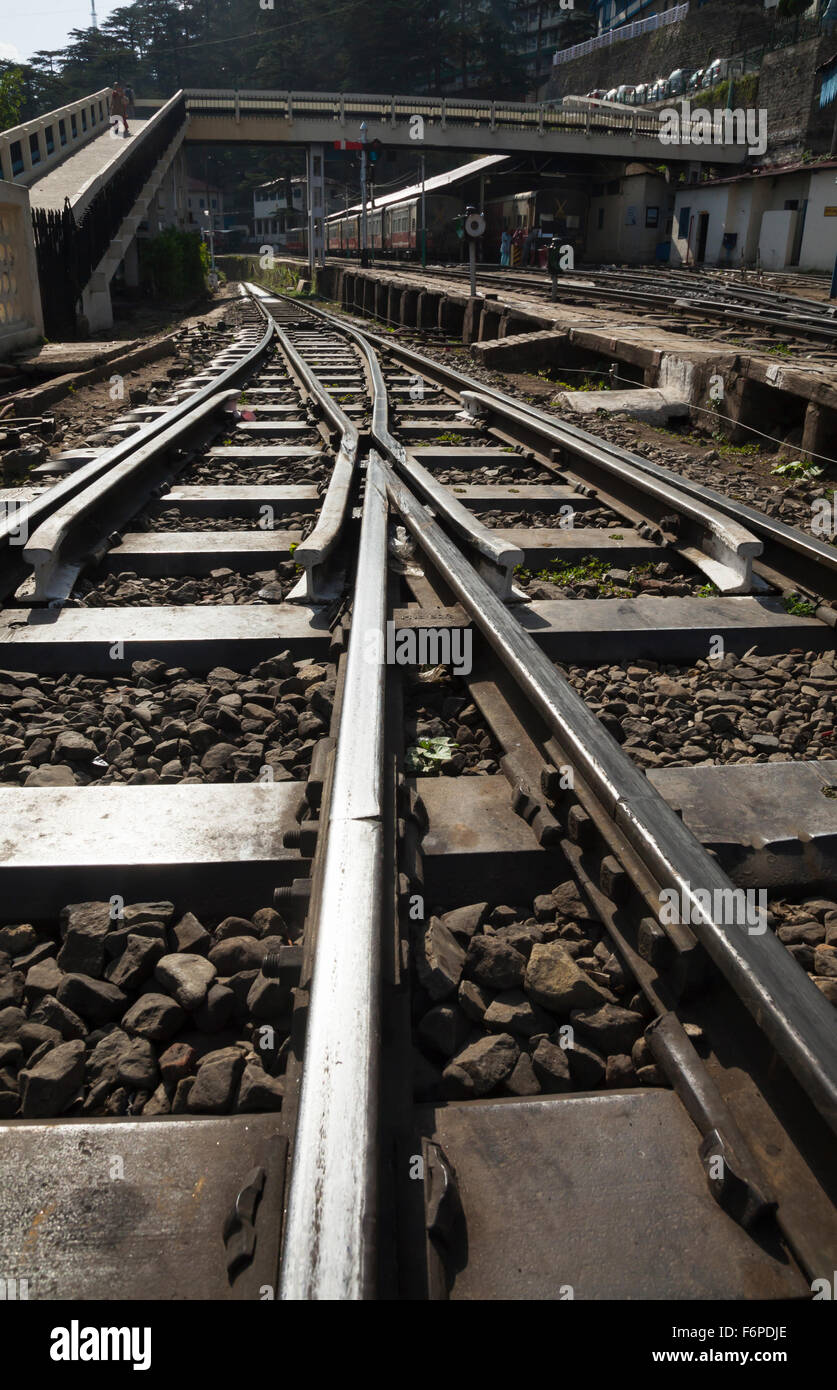 A scartamento ridotto le vie del Kalka-Shimla Ferrovia a Shimla stazione ferroviaria Foto Stock