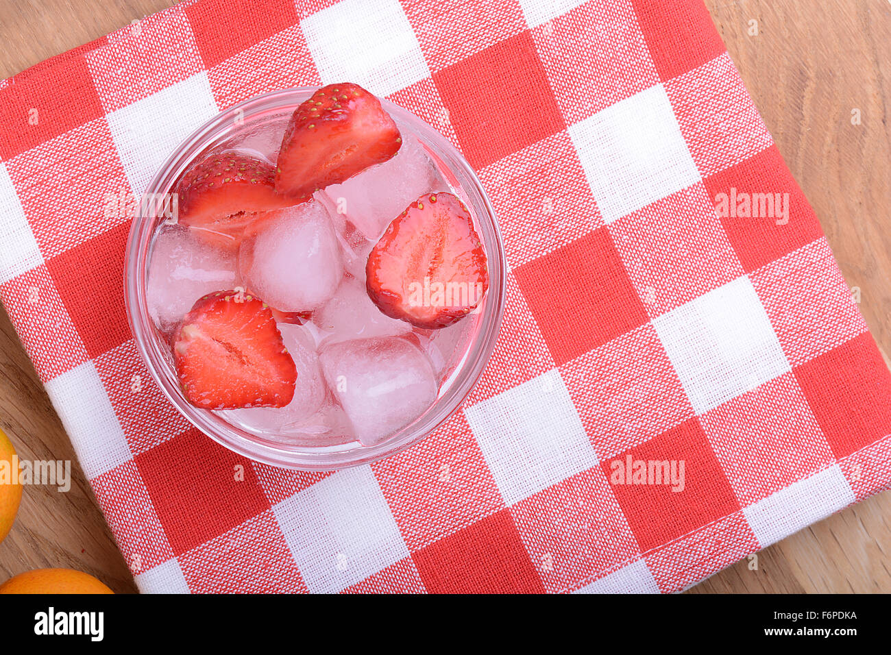 Una fetta di fragola rossa sulla lastra di vetro nella parte di sfondo a tema Foto Stock