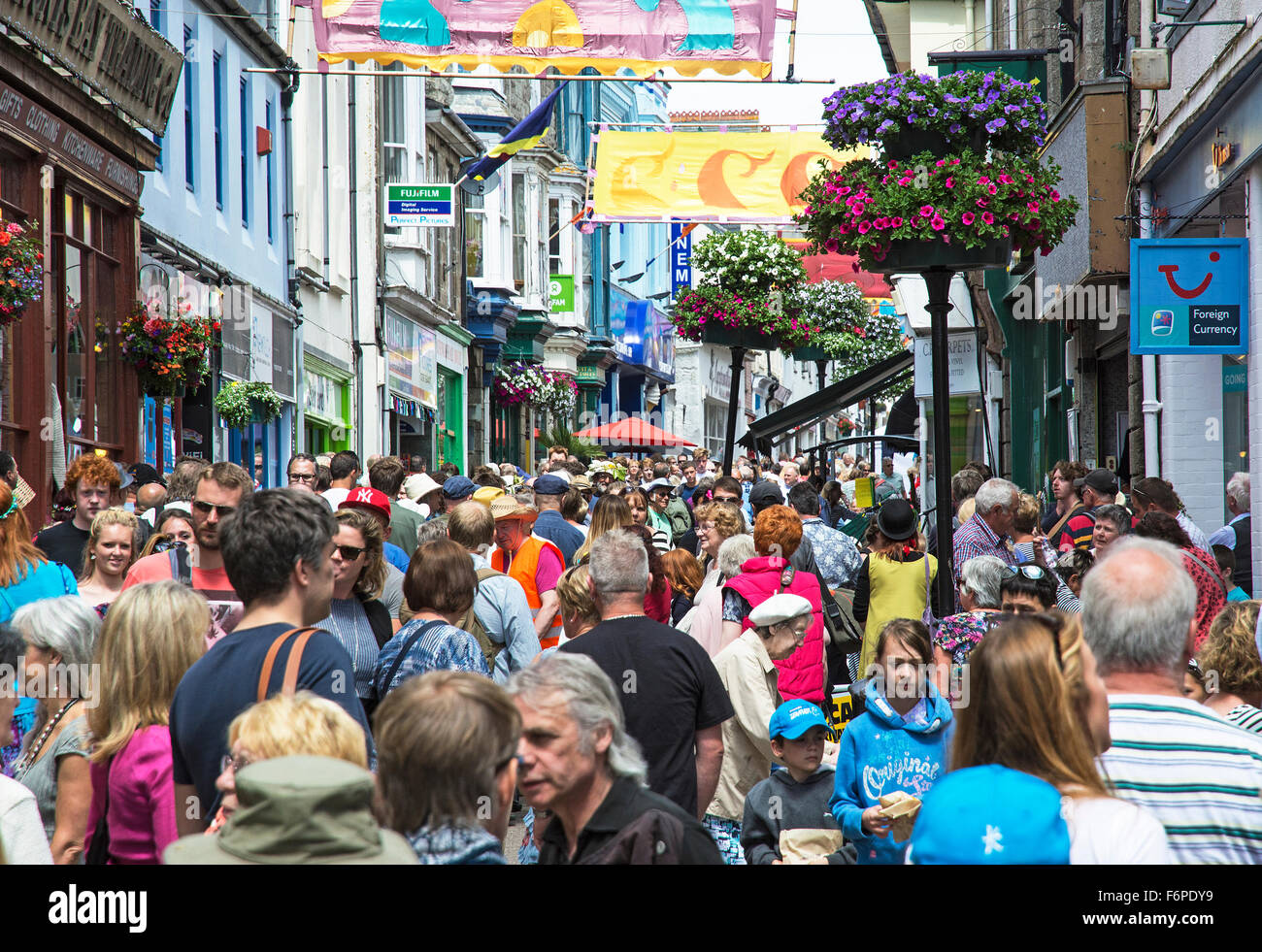 Causewayhead in Penzance, Cornovaglia è gremita di gente durante il festival Galowan. Foto Stock