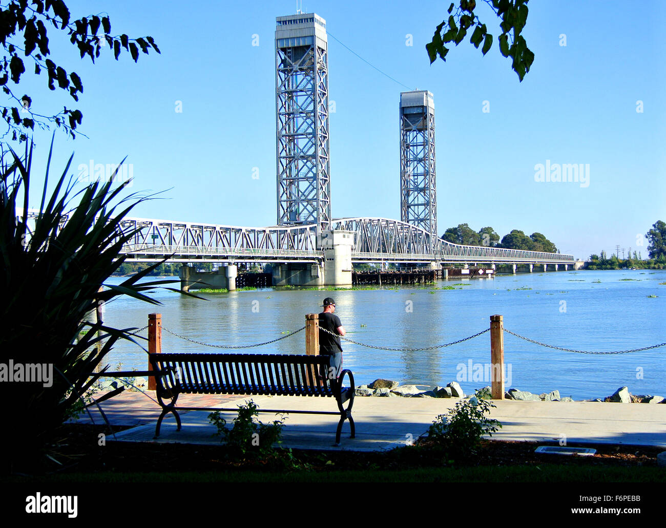 Uomo pesci nel sacramento nel fiume rio visitare california Foto Stock