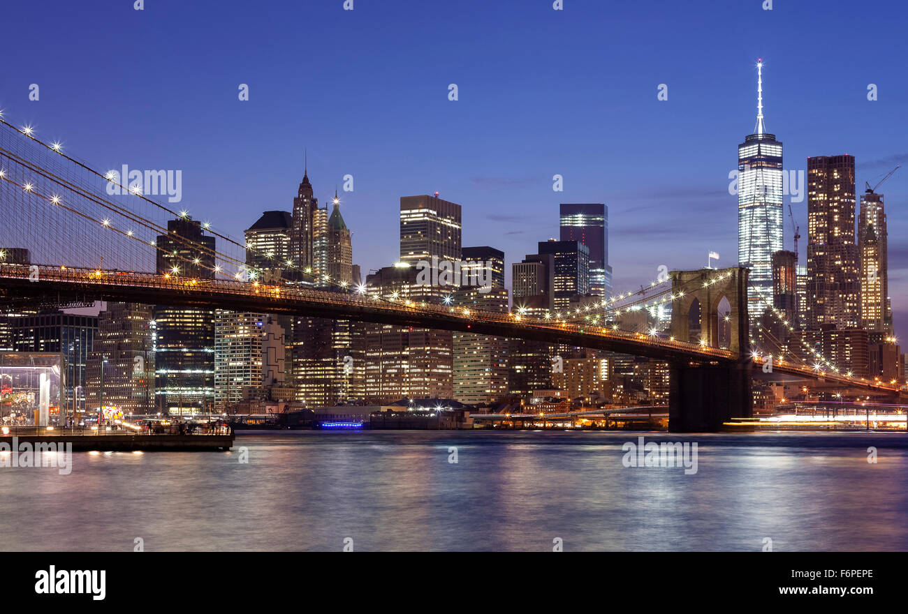 Manhattan waterfront di notte, la città di New York, Stati Uniti d'America. Foto Stock