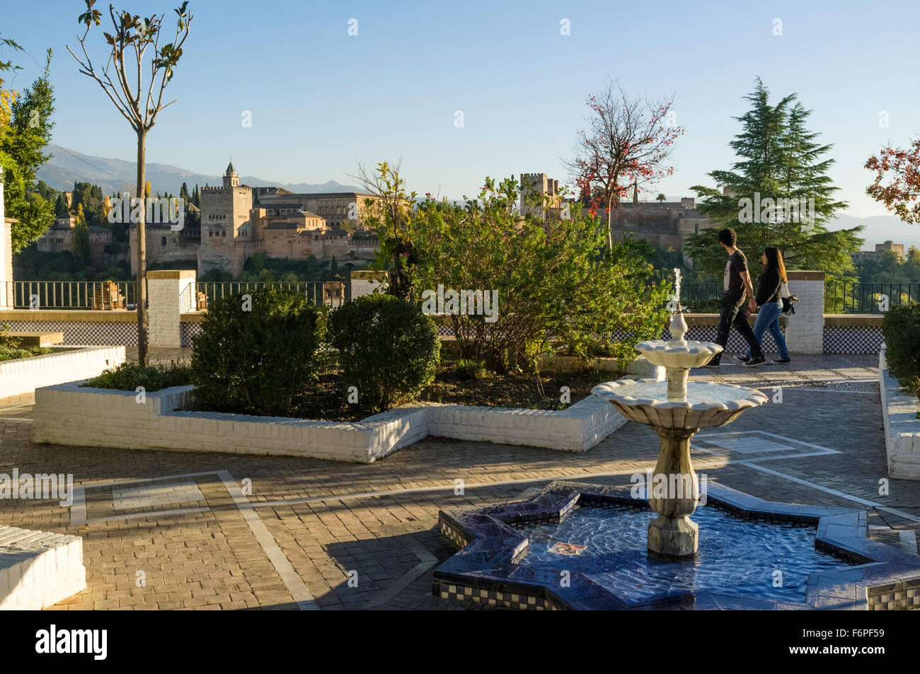 Giardini del quartiere Albaicin moschea con Alhambra Palace in background. Granada, Spagna Foto Stock