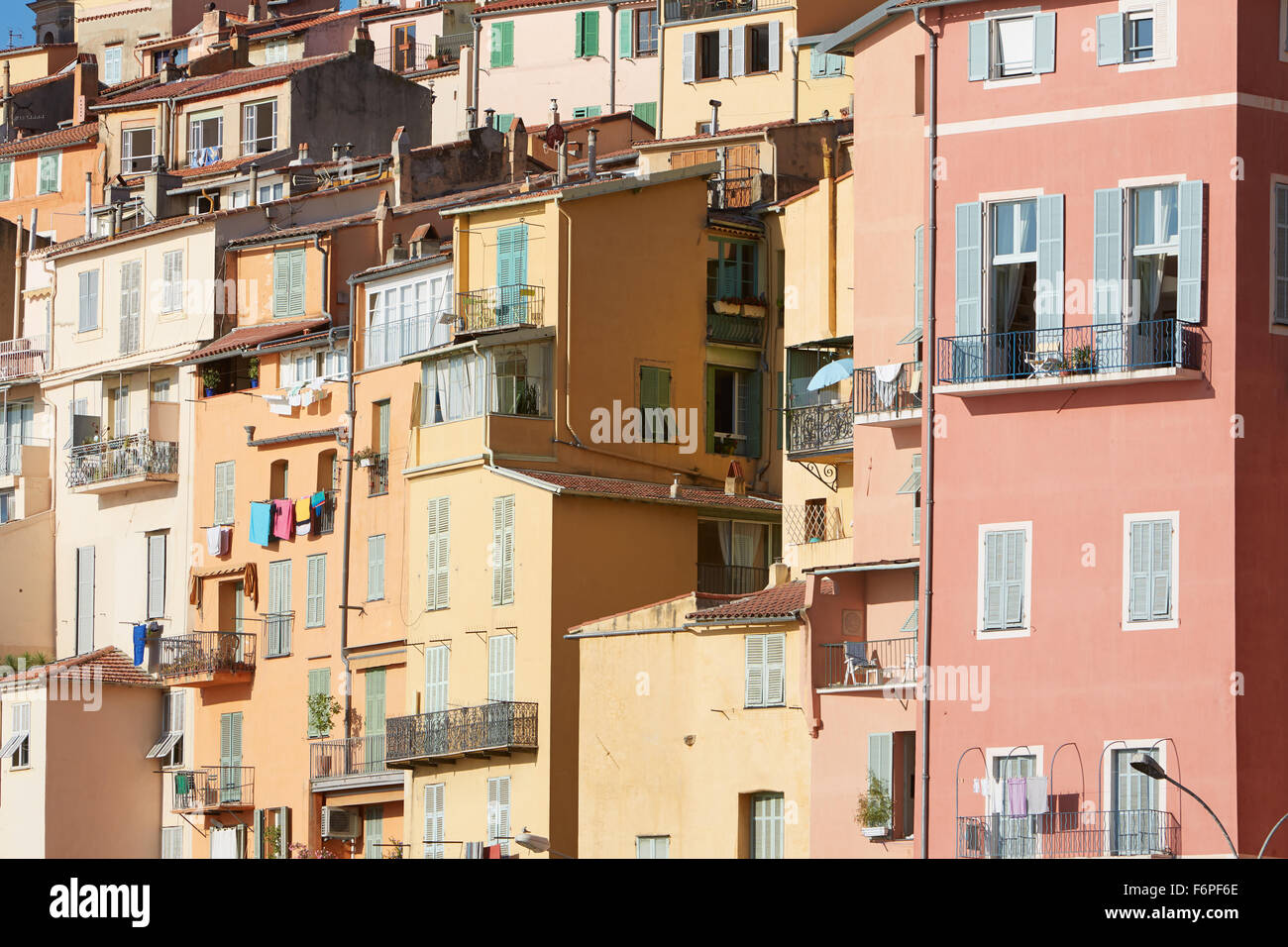 Case colorate facciate nella città di Mentone, Provenza, Francia Foto Stock