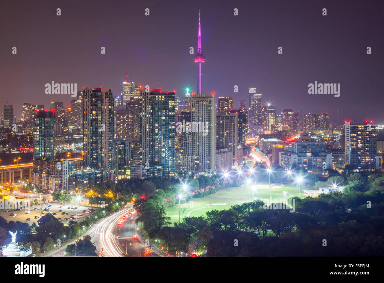 Una vista in alzata della skyline di Toronto, preso dal luogo espositivo. Toronto, Ontario, Canada. Foto Stock