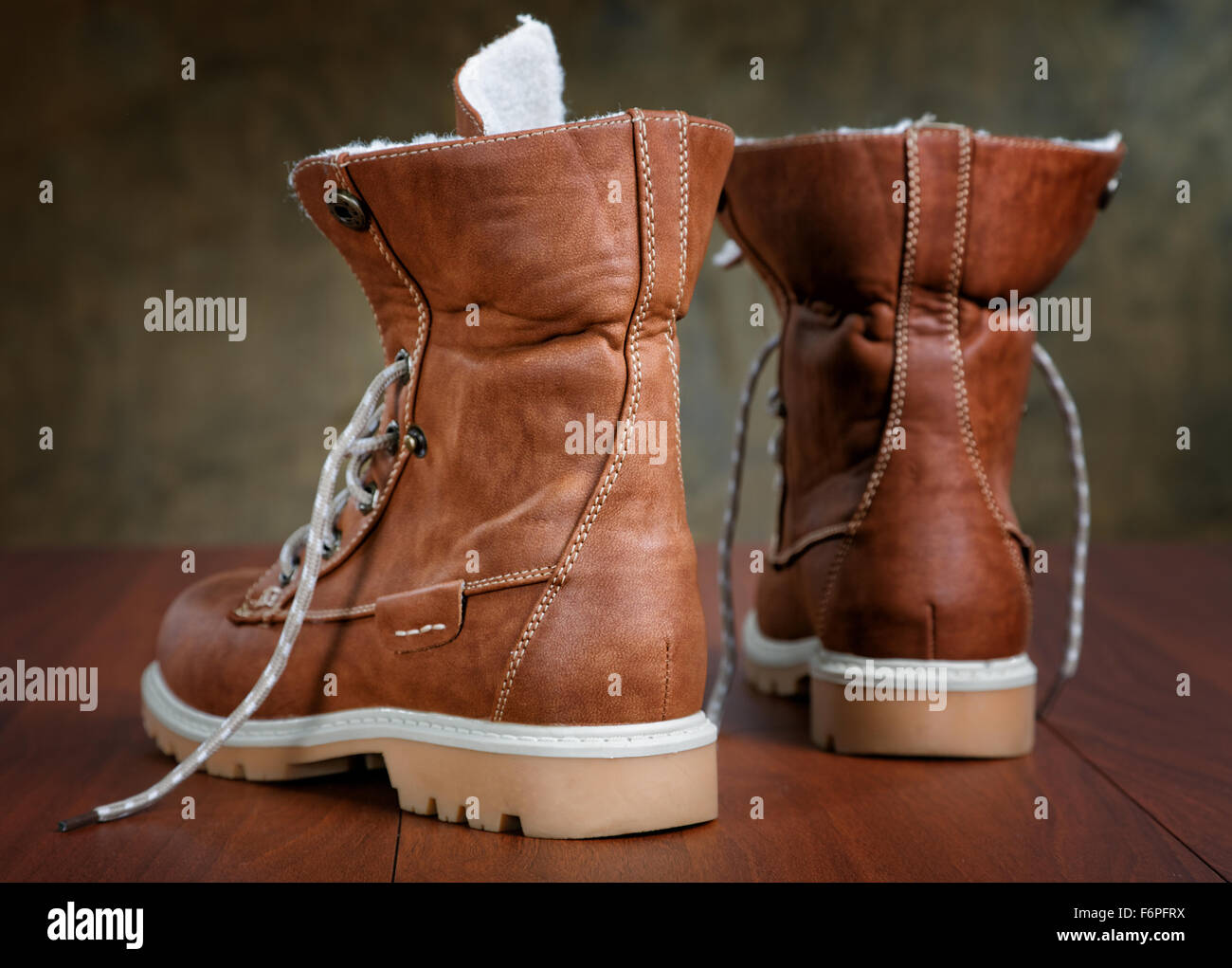 Coppia di scarpe nuove sul pavimento close-up Foto Stock