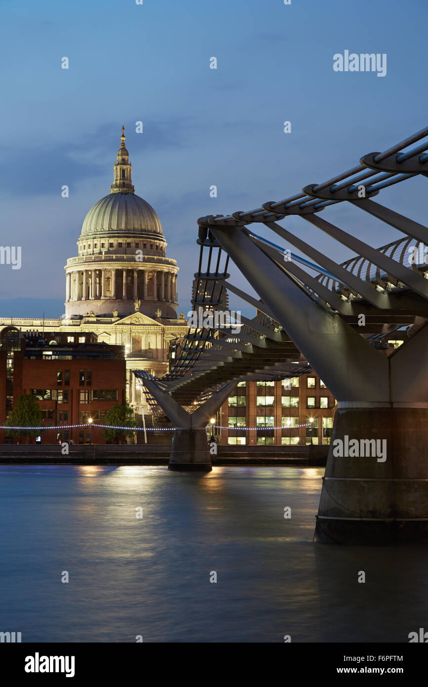 La cattedrale di St Paul e il Millennium Bridge di Londra di sera Foto Stock