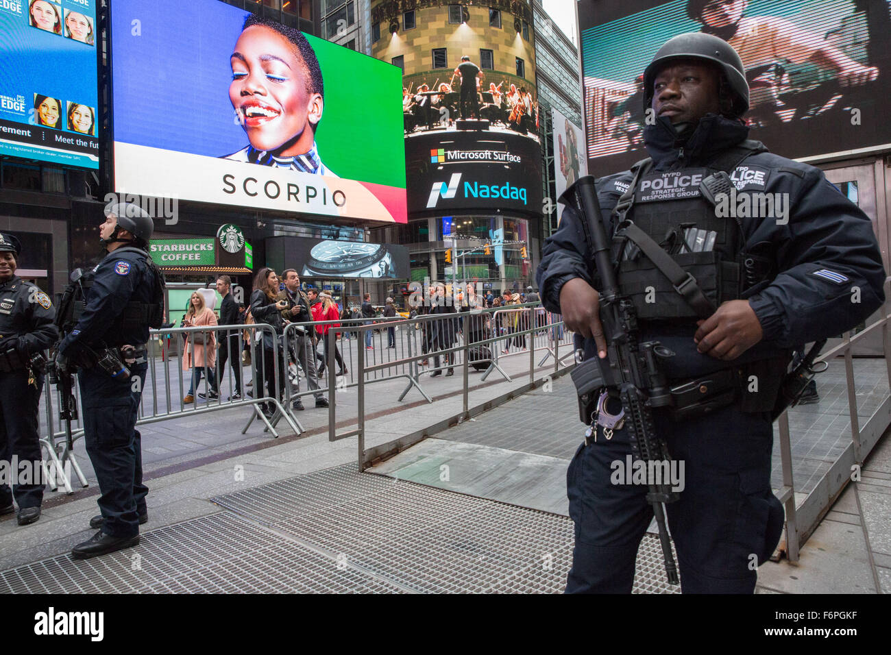 New York, New York, Stati Uniti d'America. Xviii Nov, 2015. La NYPD maggiore sicurezza in Times Square a New York a causa degli attacchi terroristici a Parigi. Credito: Scott Houston/Alamy Live News Foto Stock