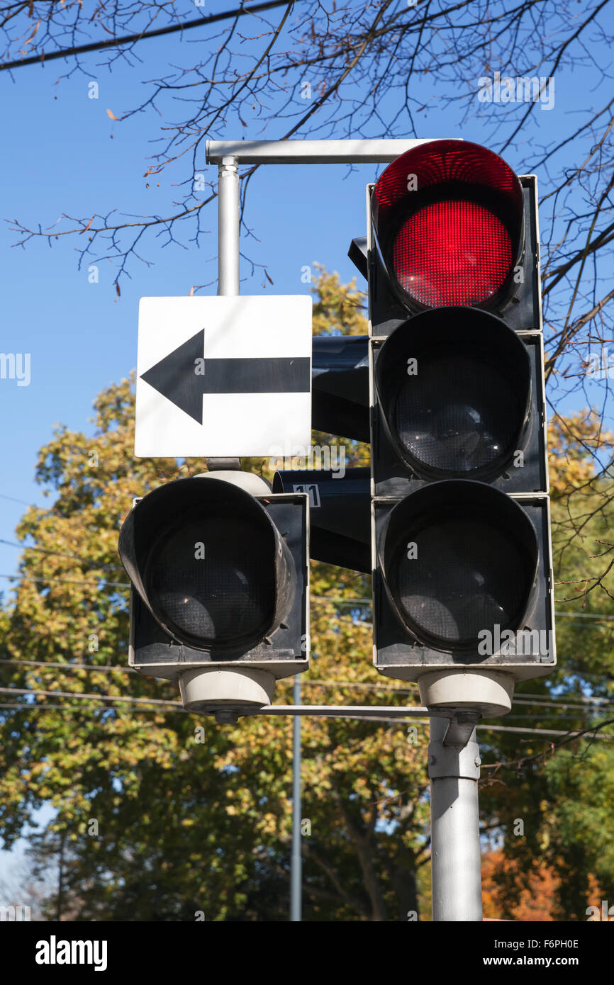 Il traffico della città di luce con sezione laterale e mostra la freccia rossa del segnale di arresto Foto Stock