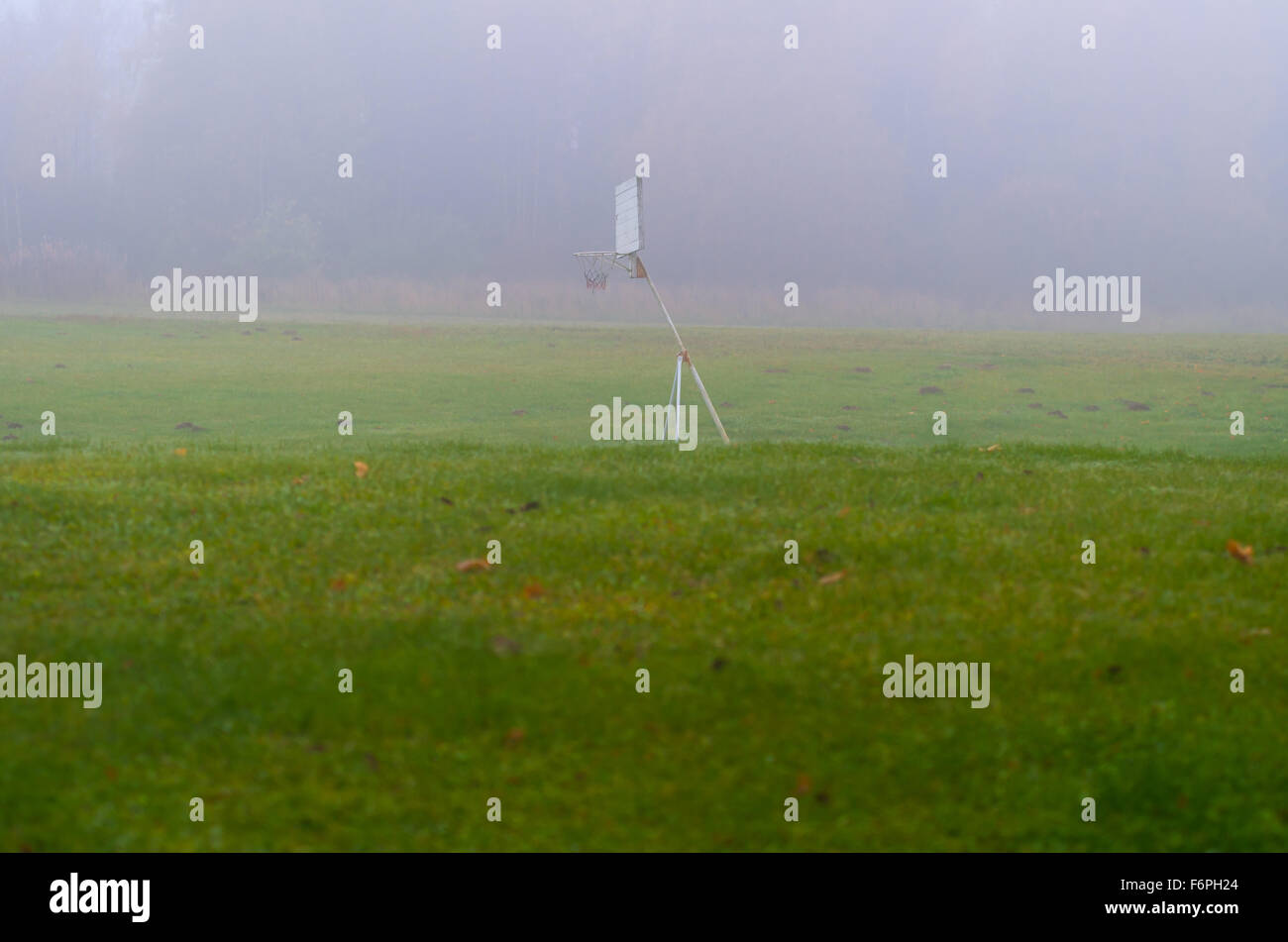 La pallacanestro sul campo di nebbia con bordo bianco sul luogo abbandonato Foto Stock