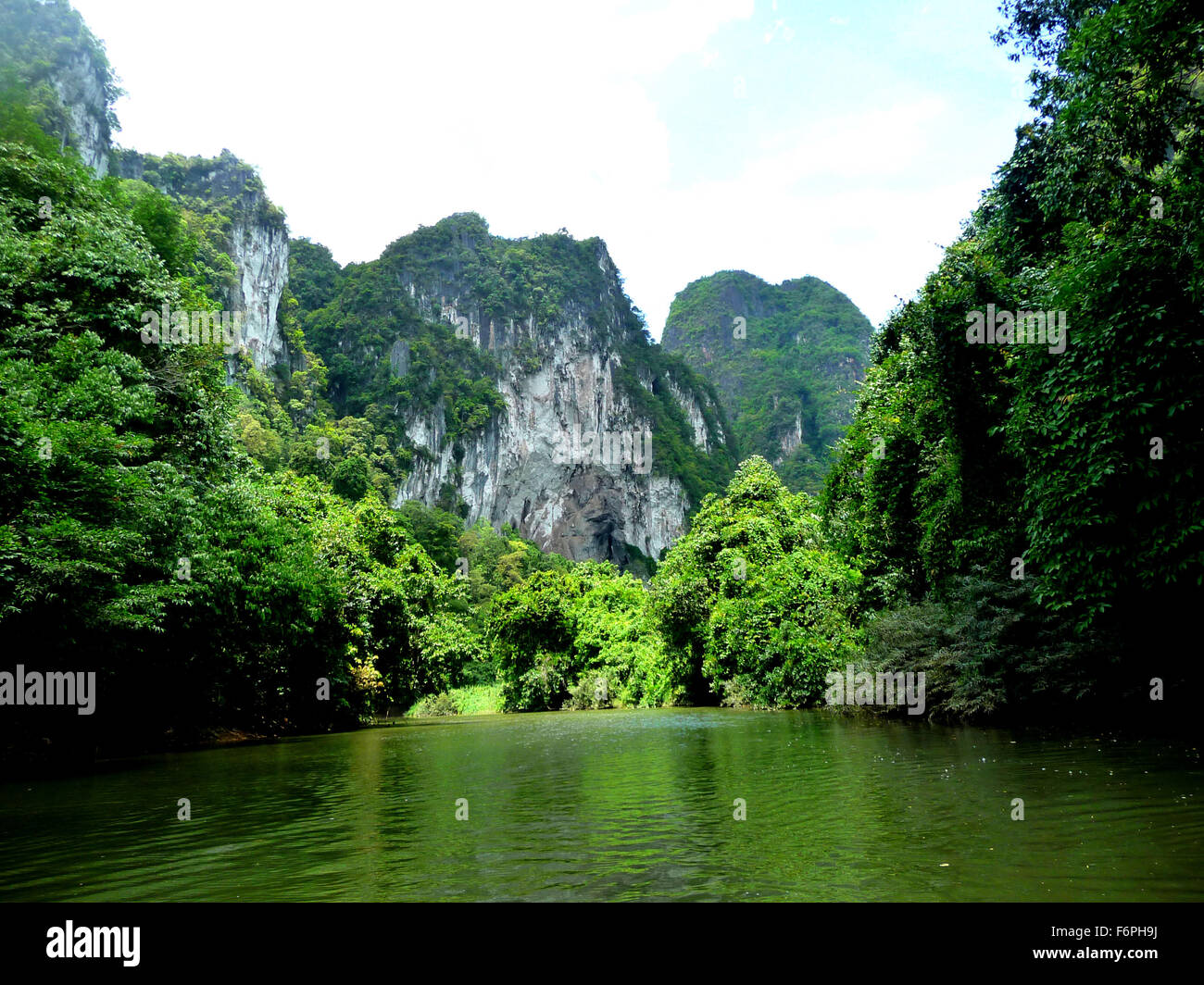 Rafting sul fiume/escursioni in canoa lungo il Fiume Sok in Khao Sok National Park riserva naturale in Phuket, Tailandia Foto Stock