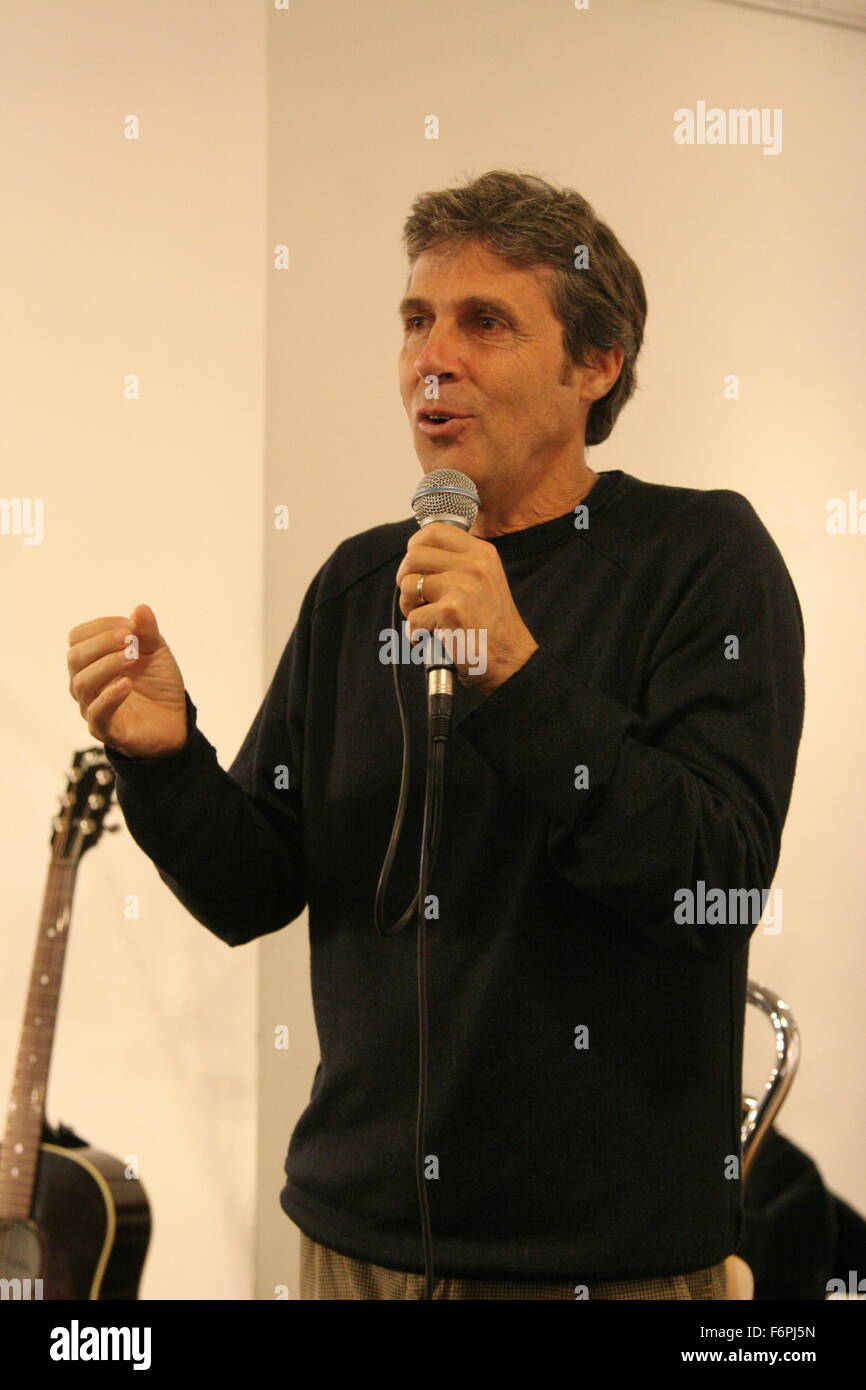 Napoli, Italia. Xviii Nov, 2015. Luca Barbarossa esegue la radio live duetti Musica Libera, con il suo nuovo album. Credito: Salvatore Esposito/Pacific Press/Alamy Live News Foto Stock