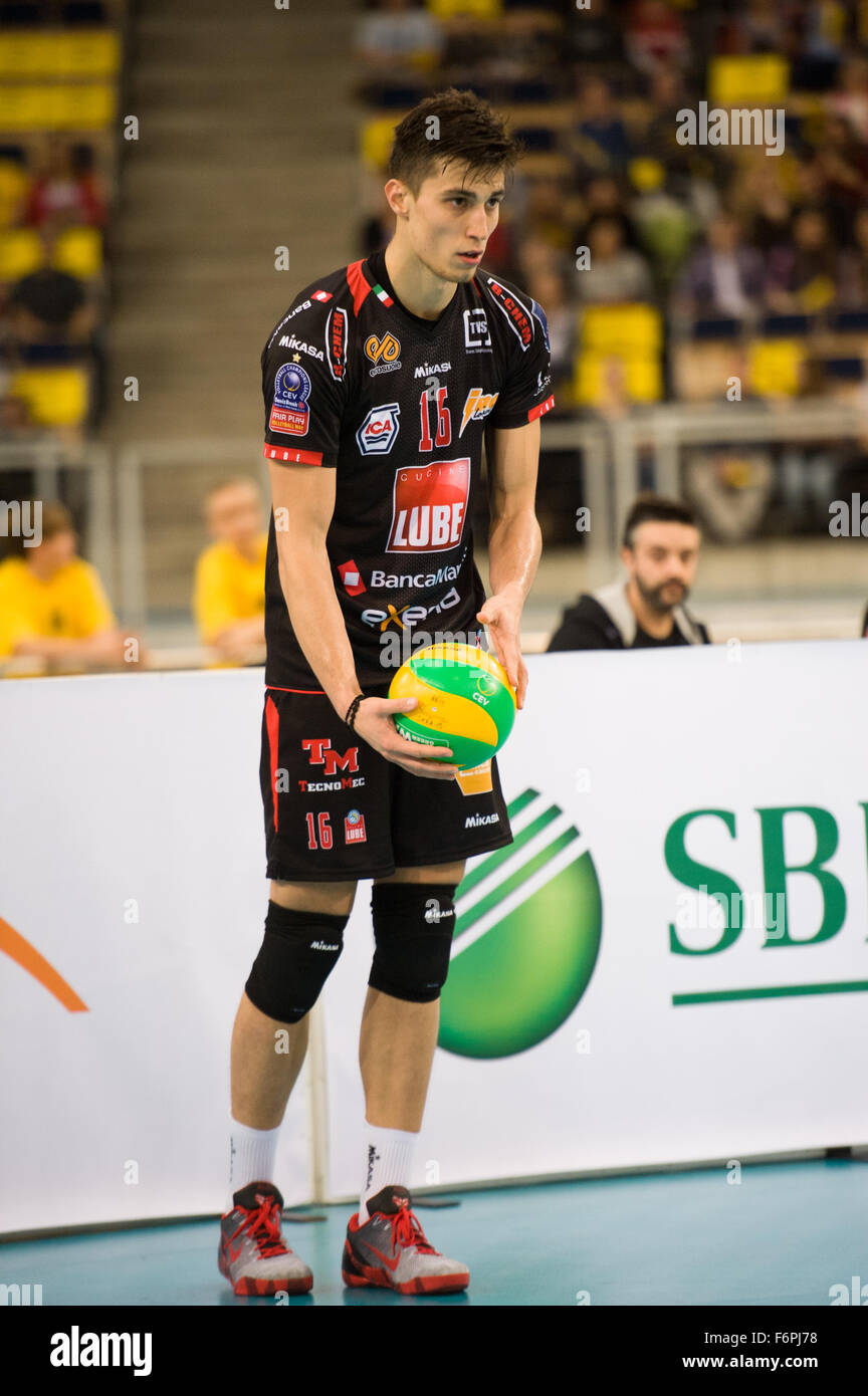 Lodz, Polonia. 18 Novembre, 2015. Klemen Cebulj di cucine Lube Civitanova nella foto durante la partita contro la PGE Skra Belchatow nel 2016 CEV DenizBank Champions League. Cucine Lube batte Skra Belchatow 3-1. Credito: Marcin Rozpedowski/Alamy Live News Foto Stock