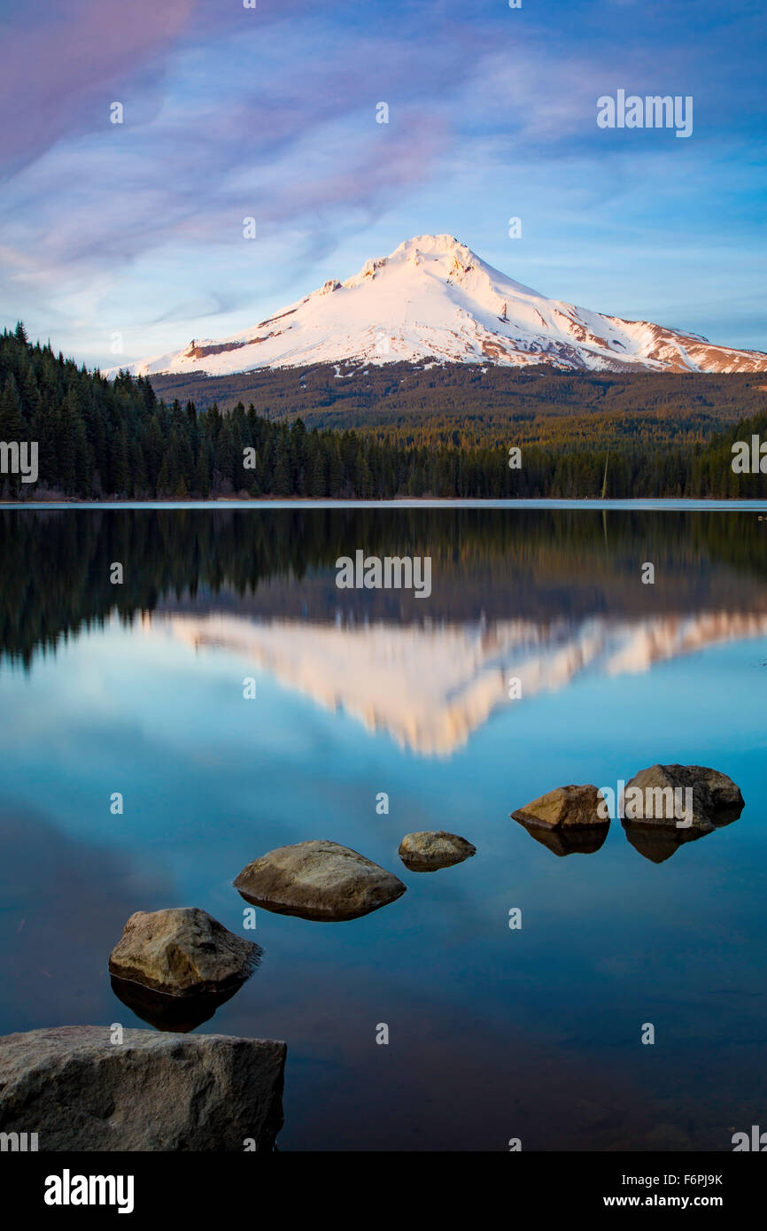 Impostazione sole sul Monte Cofano da Trillium Lago, Cascade Mountains, Oregon, Stati Uniti d'America Foto Stock