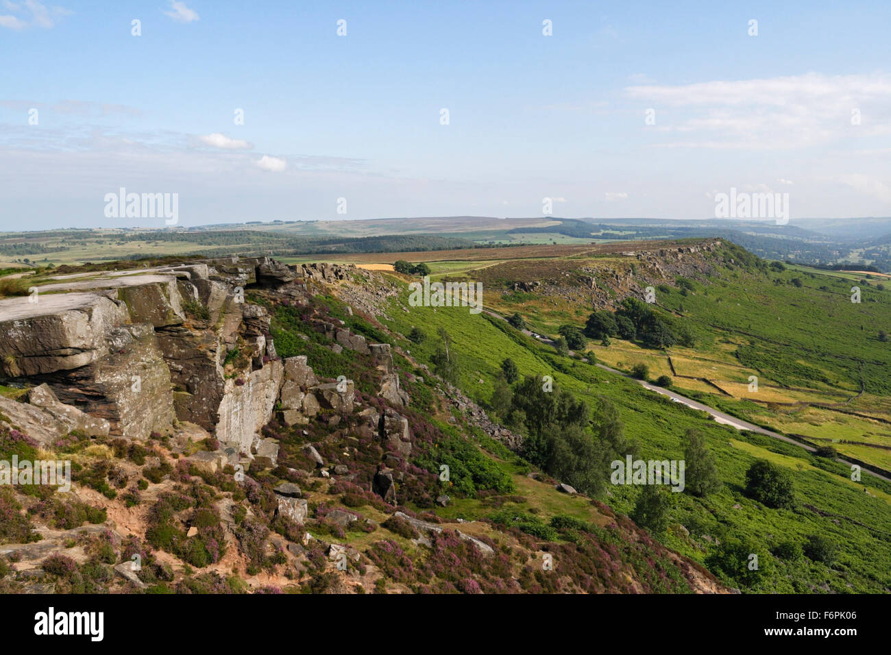 Curbar e Baslow Edge nel Peak District, Derbyshire Landscape, Inghilterra Regno Unito, campagna inglese, brughiera britannica, vista panoramica sulla scarpata di Gritstone Foto Stock