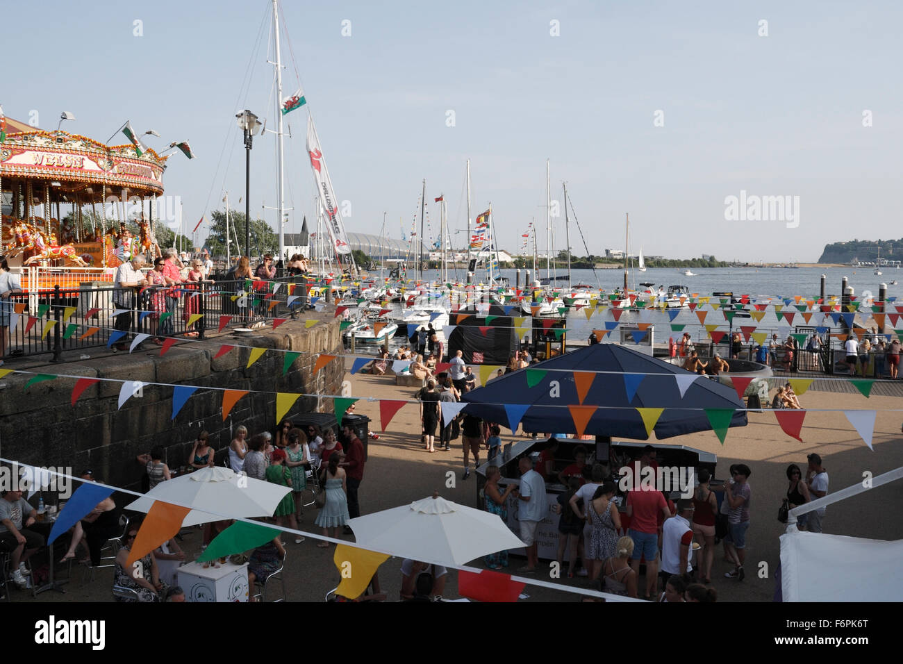 La Baia di Cardiff summer festival luna park Wales UK Foto Stock