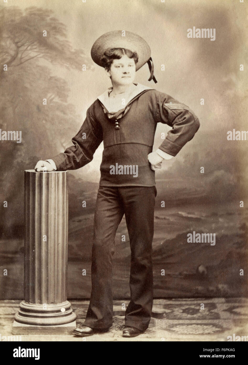 Un modello indossa una tuta marinaio, Italia 1880 Foto Stock