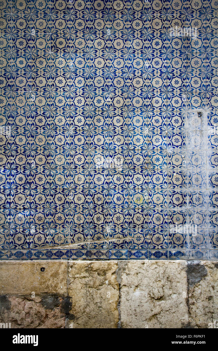 Belle e caratteristiche facciate con azulejos. Lisbona, Portogallo Foto Stock