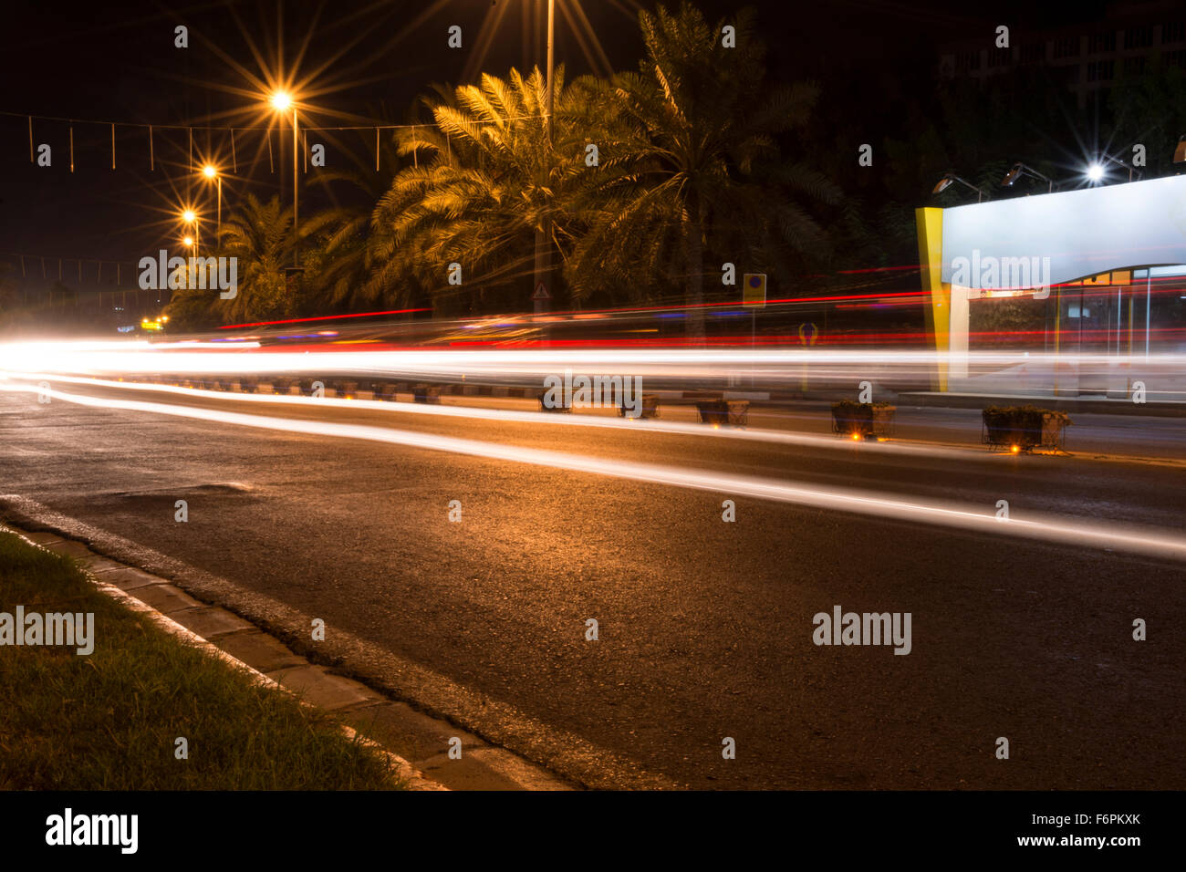 Traffico sentieri di luce di notte Foto Stock