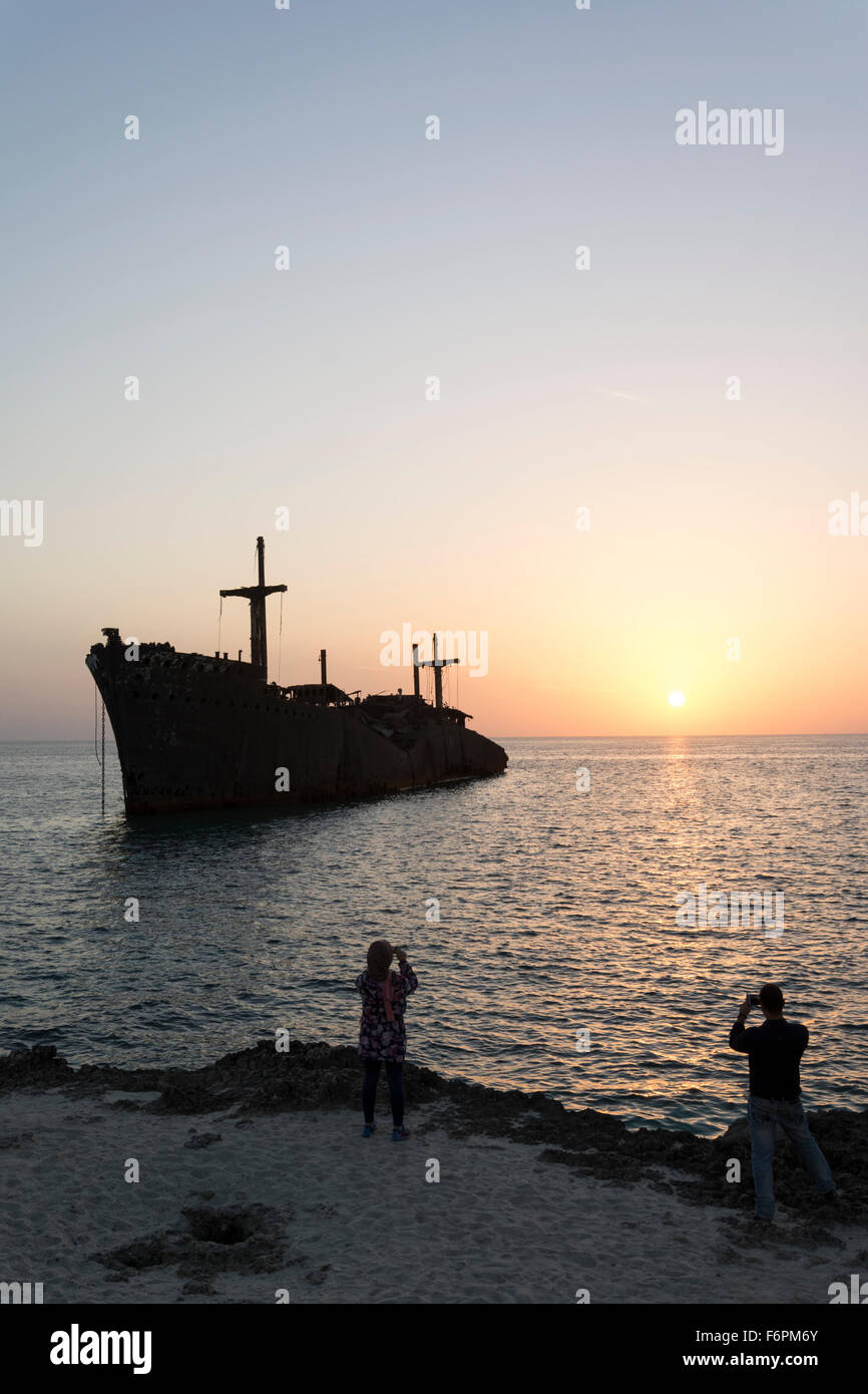 Scattare foto da telefoni cellulari dal greco il relitto della nave in Kish Island al tramonto Foto Stock