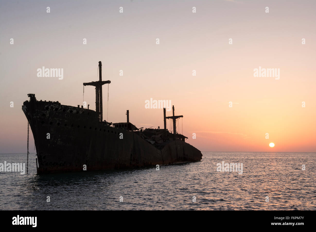 La nave greca relitto in Kish Island al tramonto Foto Stock