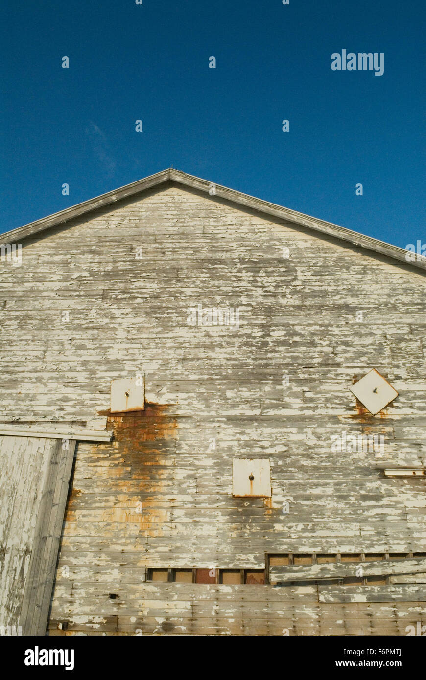 Lato del fienile con peeling paint Foto Stock