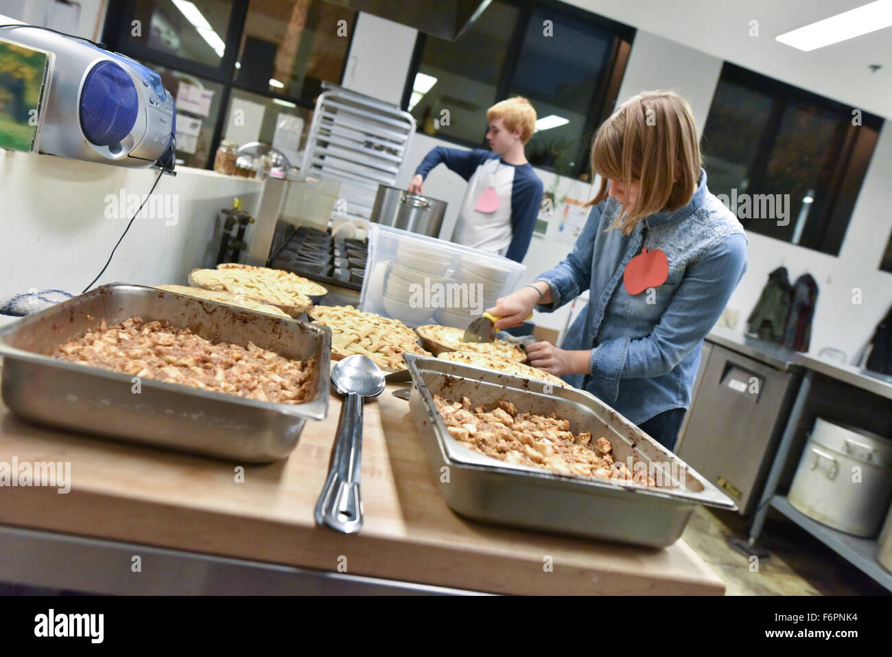 Volontari preparare torte presso l'ONG Pasti su ruote a Montreal Foto Stock