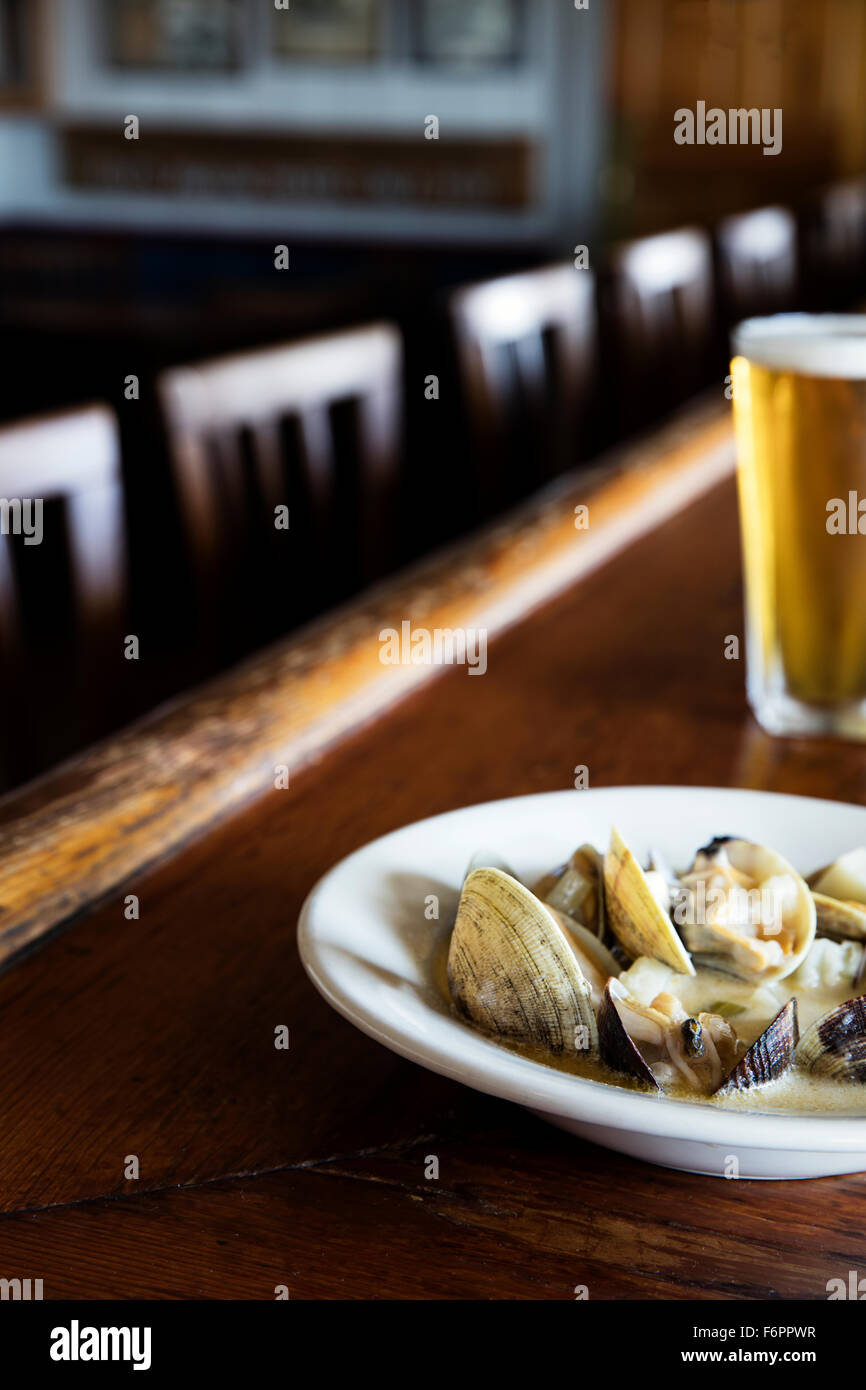 Fresh clam chowder e birra sul bancone. Foto Stock