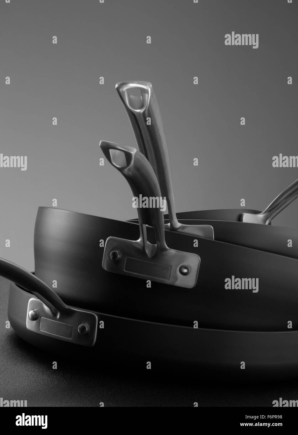 Vista ravvicinata di Nizza pentole impostato sul dorso grigio Foto Stock