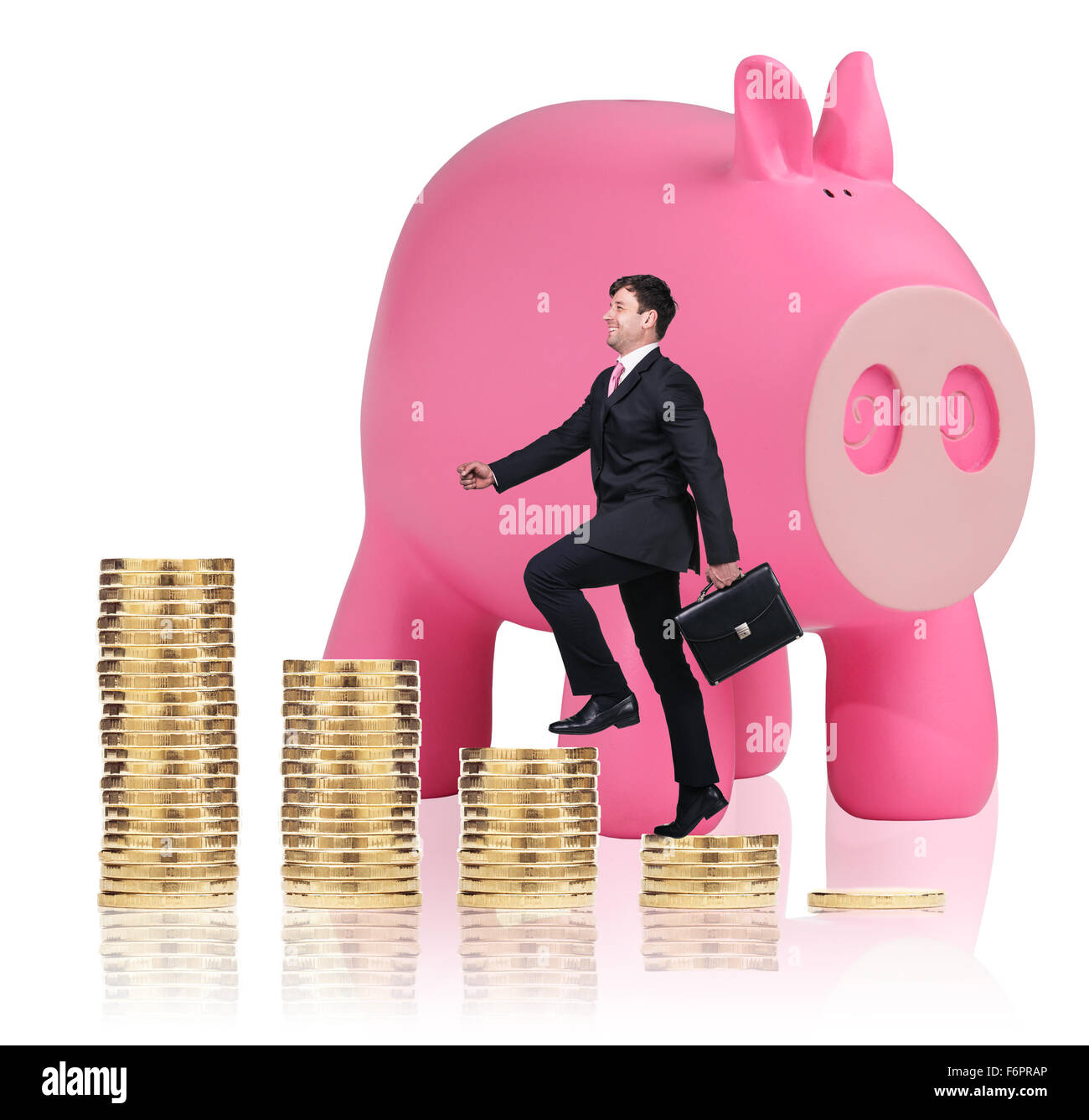 Imprenditore sorge sulle monete nei pressi di salvadanaio Foto Stock