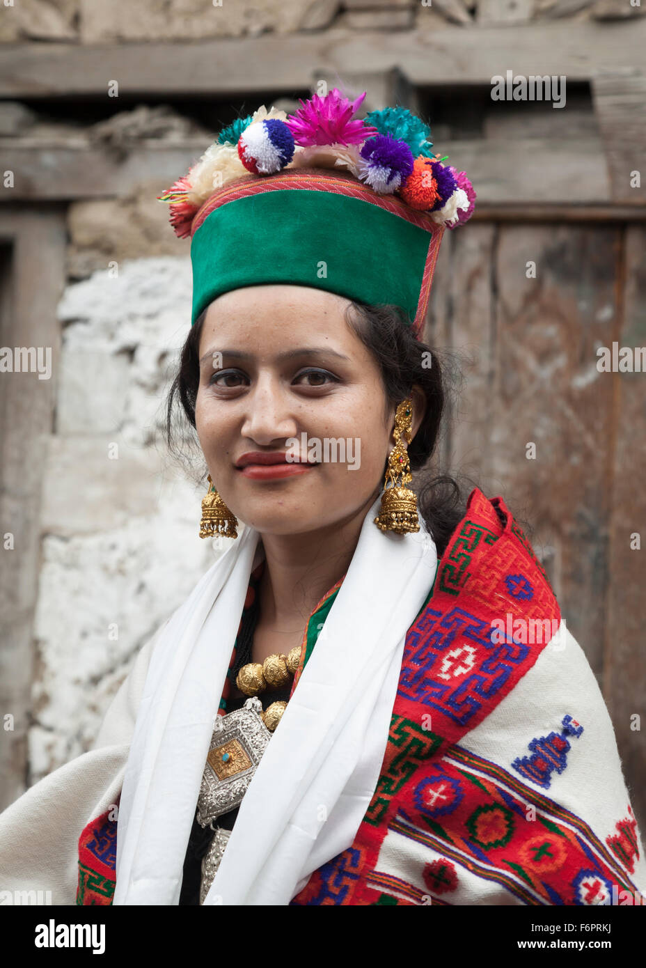 Donna indiana in abito tradizionale e verde rampouri hat dalla regione himalayana di Himachal Pradesh Foto Stock