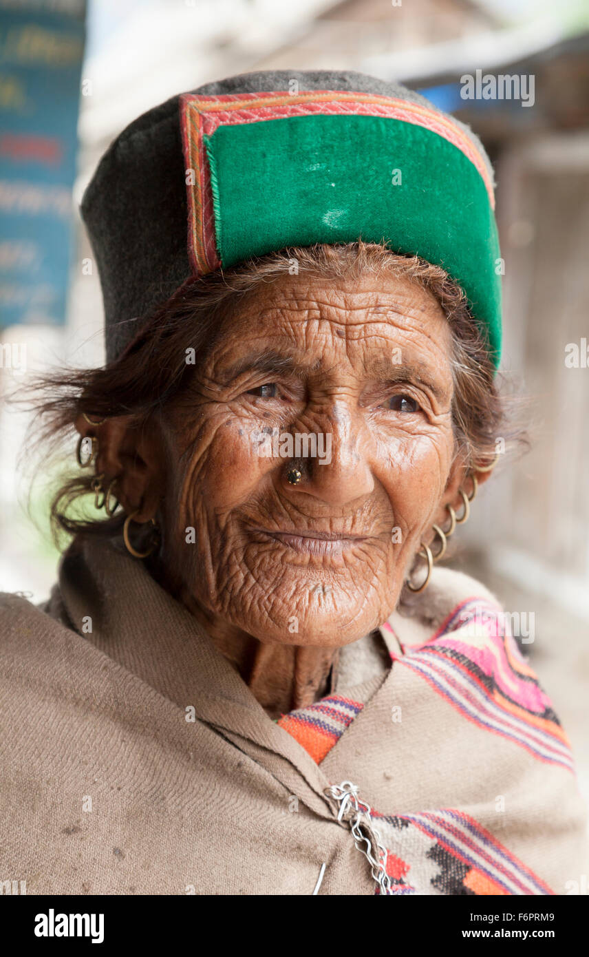 Anziani donna indiana in abito tradizionale e verde rampouri hat dalla regione himalayana di Himachal Pradesh Foto Stock