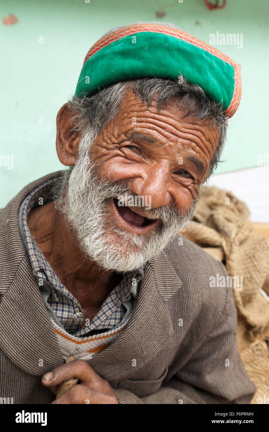 Anziani cieco in abito tradizionale e verde rampouri hat dalla regione himalayana di Himachal Pradesh, India Foto Stock