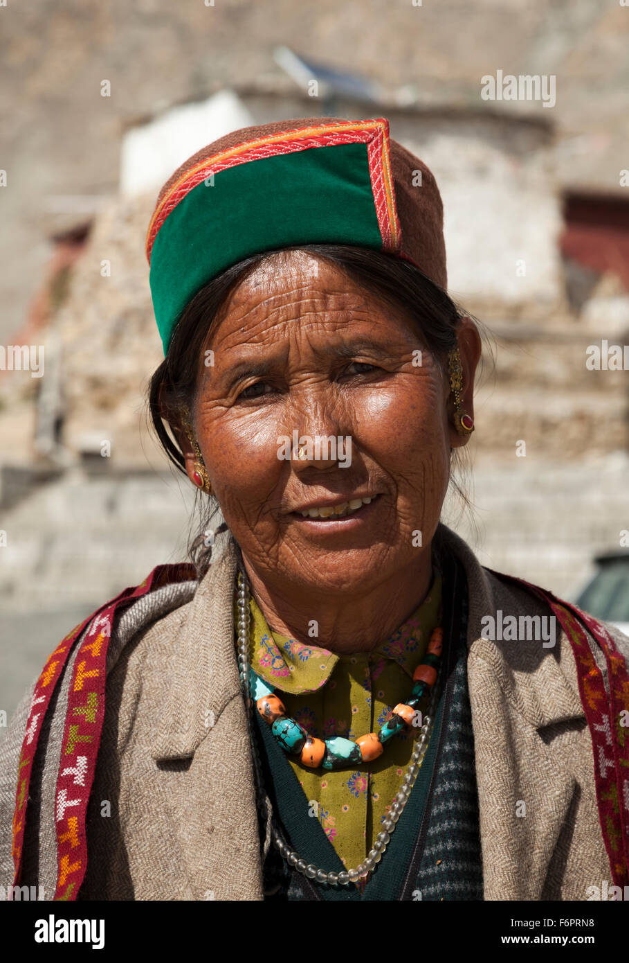 Donna indiana in abito tradizionale dalla regione himalayana di Himachal Pradesh Foto Stock