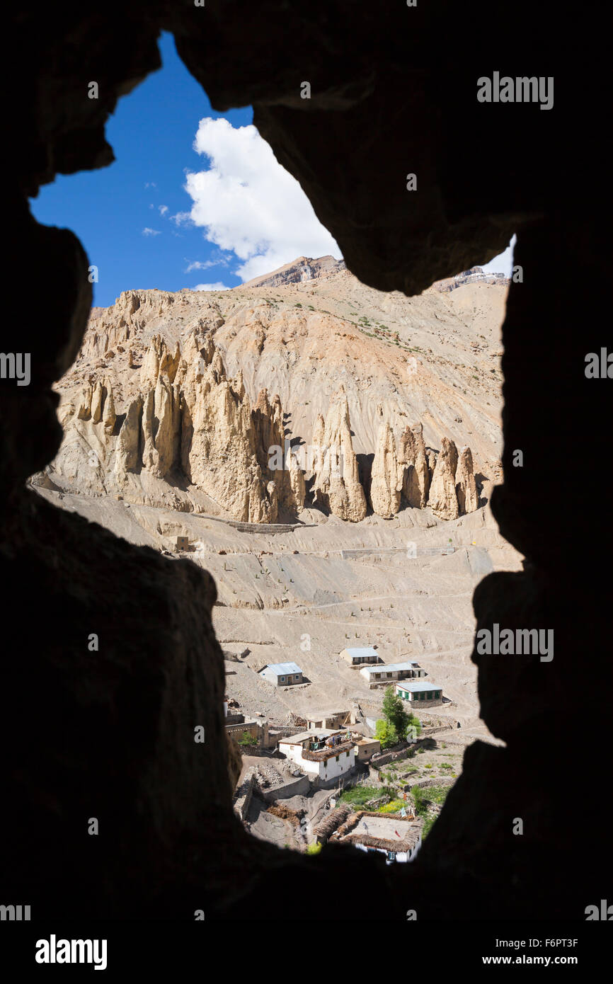 Il villaggio di Dhankar visto attraverso la rottura di una parete del monastero nella regione himalayana di Himachal Pradesh, India Foto Stock