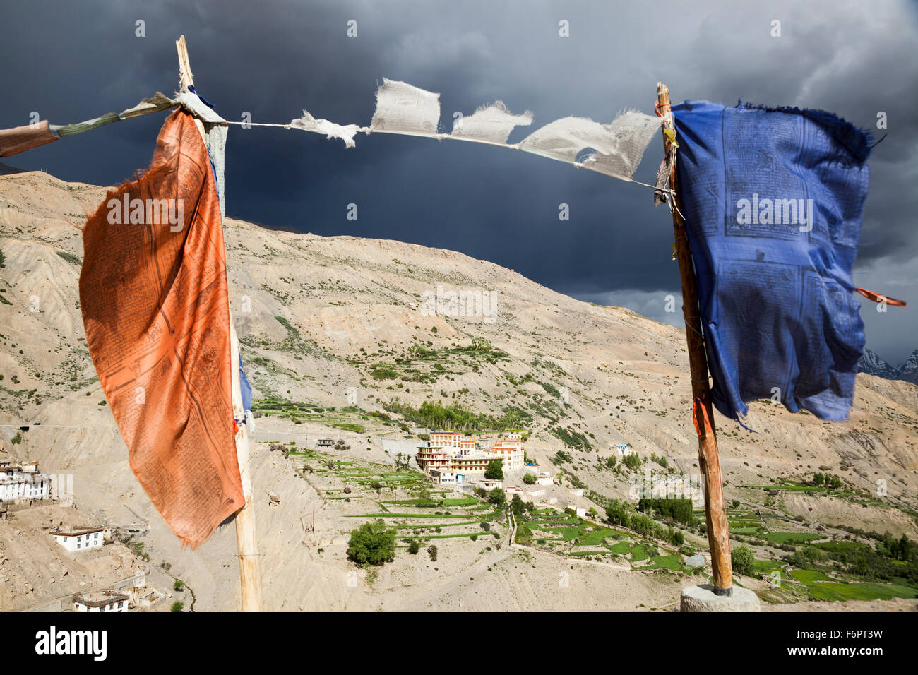 Tempesta si avvicina il nuovo monastero buddista a Dhankar nella regione himalayana di Himachal Pradesh, India Foto Stock