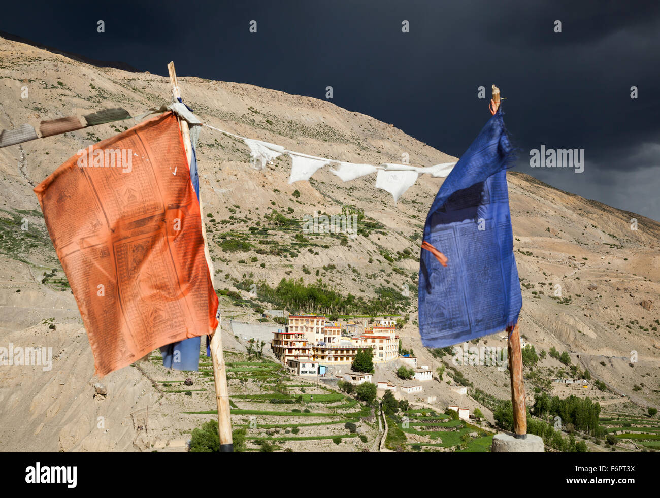 Tempesta si avvicina il nuovo monastero buddista a Dhankar nella regione himalayana di Himachal Pradesh, India Foto Stock