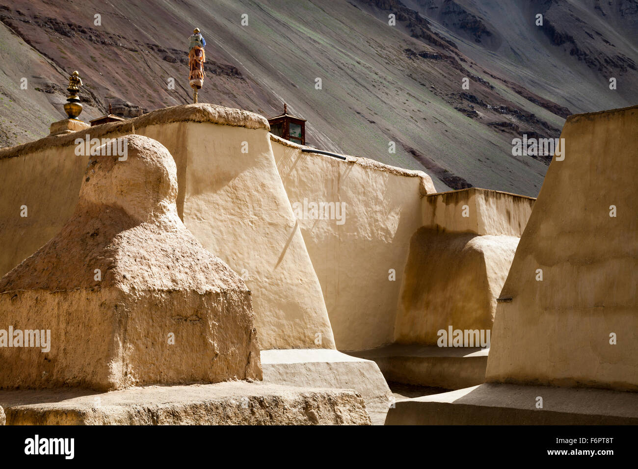 Il fango buddista costruì stupa nell'antico monastero di Tabo, la Valle di Spiti, Himachal Pradesh, nell'India settentrionale Foto Stock