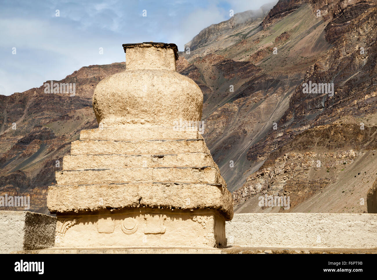 Buddista stupa di fango nell'antico monastero di Tabo, Spiti Valley, Himachal Pradesh, India del Nord Foto Stock