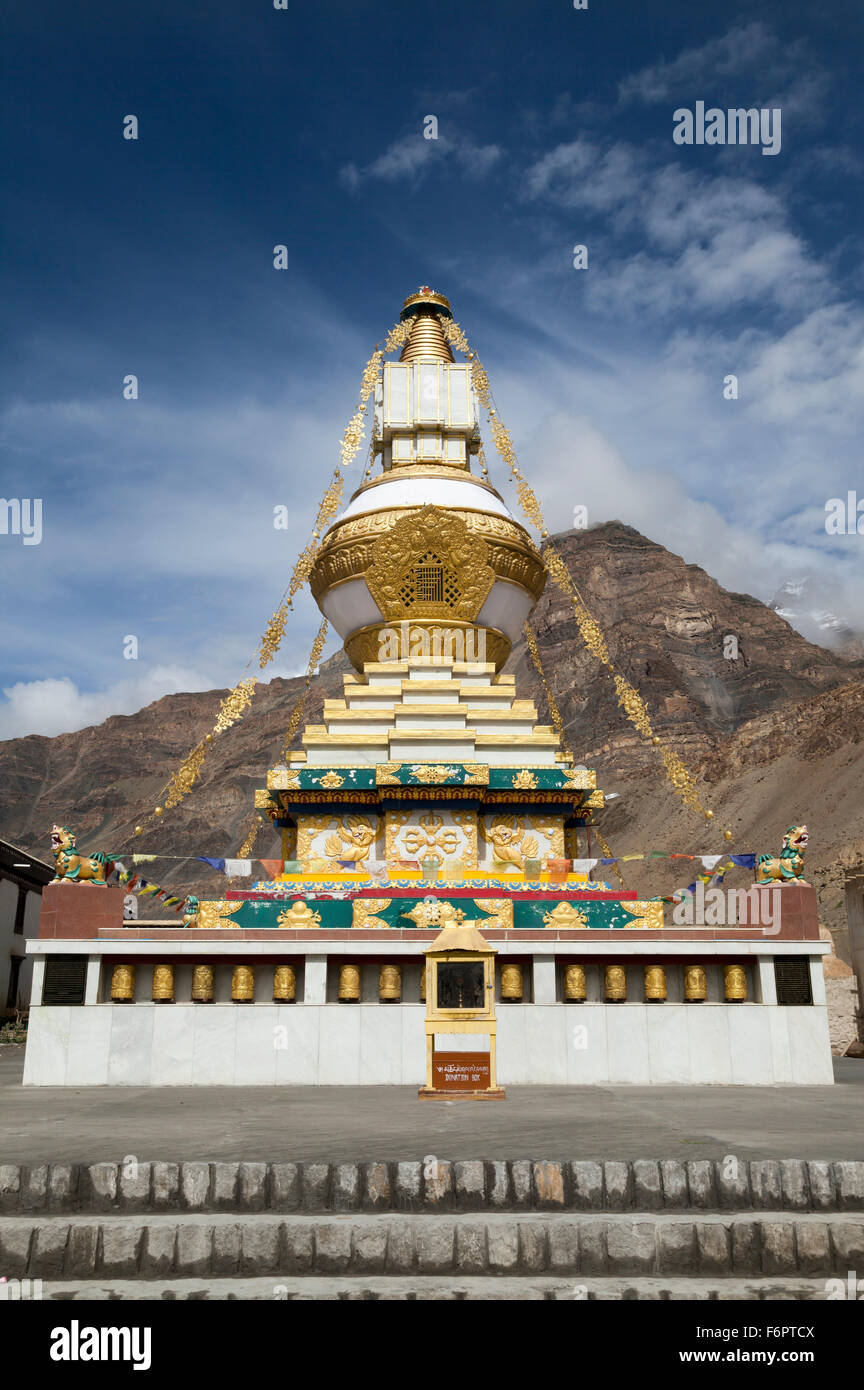 Oro coperto stupa buddisti nell'antico monastero di Tabo, Spiti Valley, Himachal Pradesh, India del Nord Foto Stock