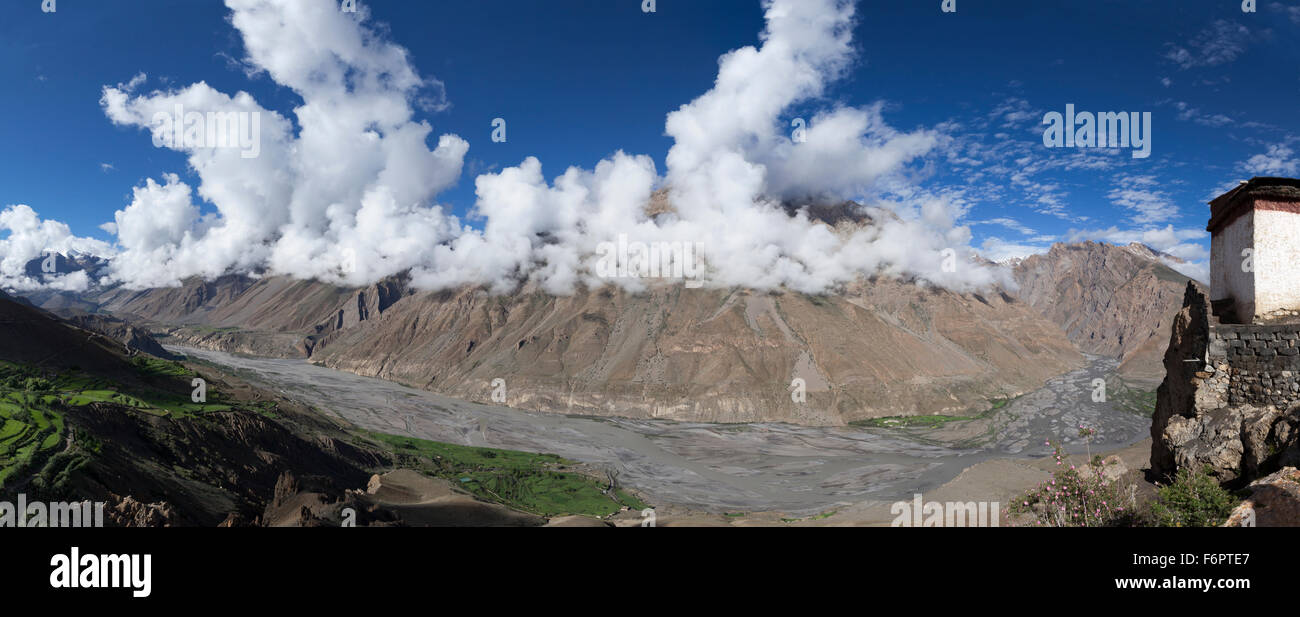 Vista su tutta la valle di spiti da dhankar nella regione himalayana di Himachal Pradesh, India Foto Stock