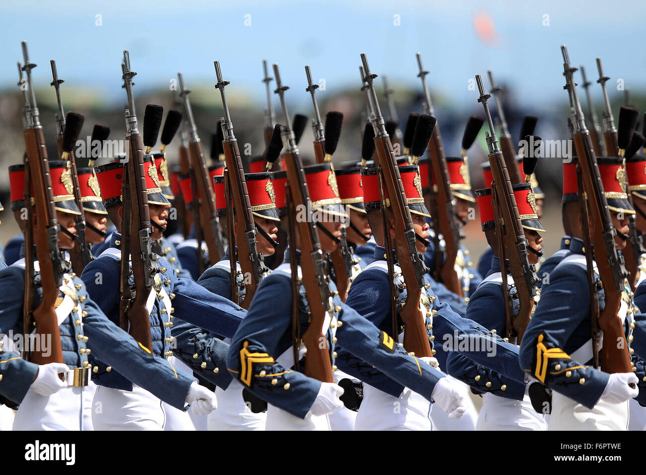 Pampanga Provincia, Filippine. Xxi Dec, 2015. Soldati marzo durante una parata in occasione dell'ottantesimo anniversario della fondazione delle forze armate delle Filippine all interno del Clark Air Base a Pampanga Provincia, Filippine, 21 dicembre 2015. Credito: Rouelle Umali/Xinhua/Alamy Live News Foto Stock