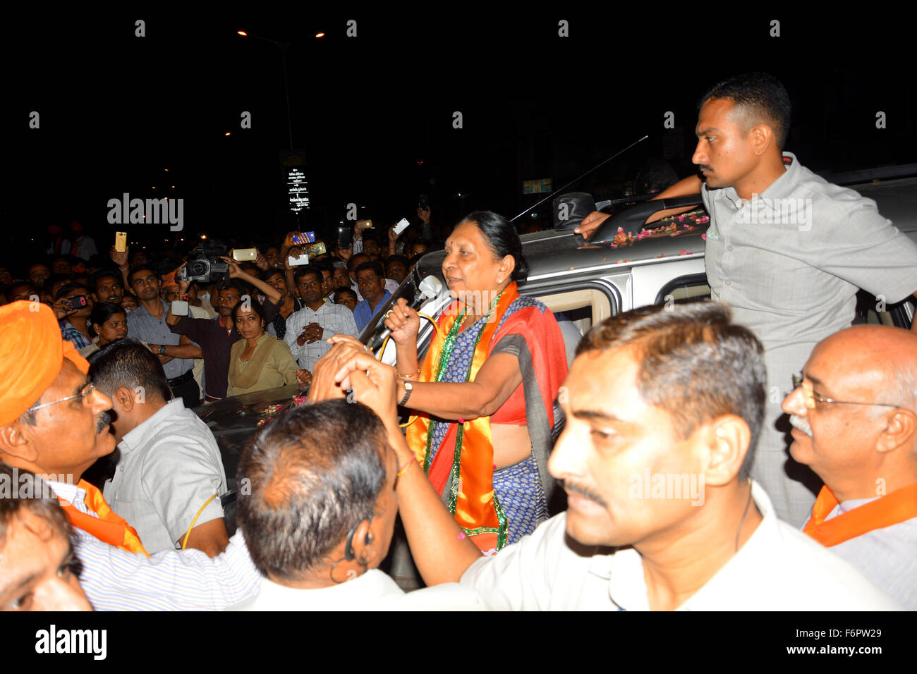 AHMEDABAD, Gujarat/India - 17 Novembre 2015 : Road show da CM Anandi Patel in Ahmedabad, India. Foto Stock