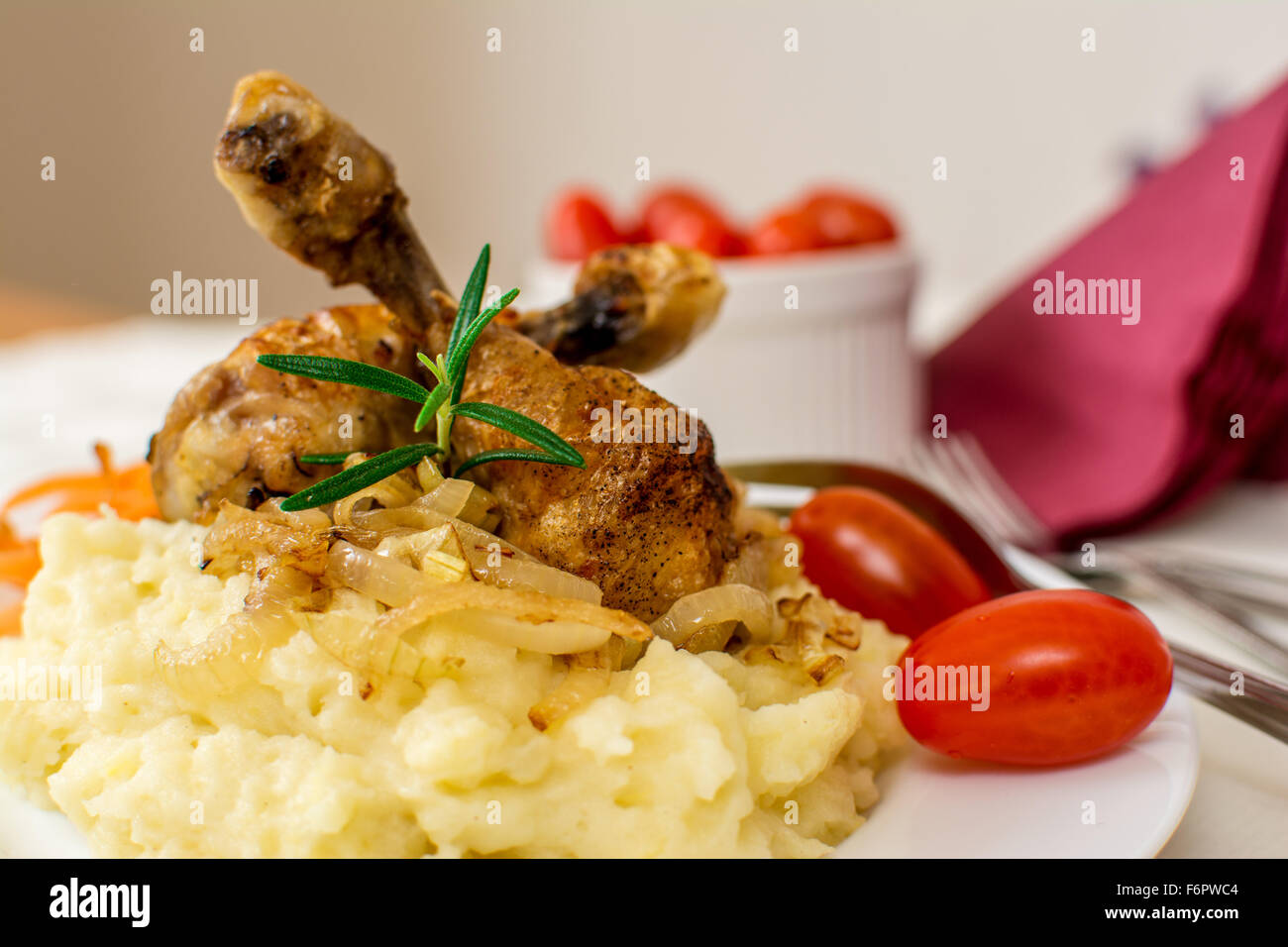 Pollo alla griglia coscia o gamba con purè di patate Foto Stock